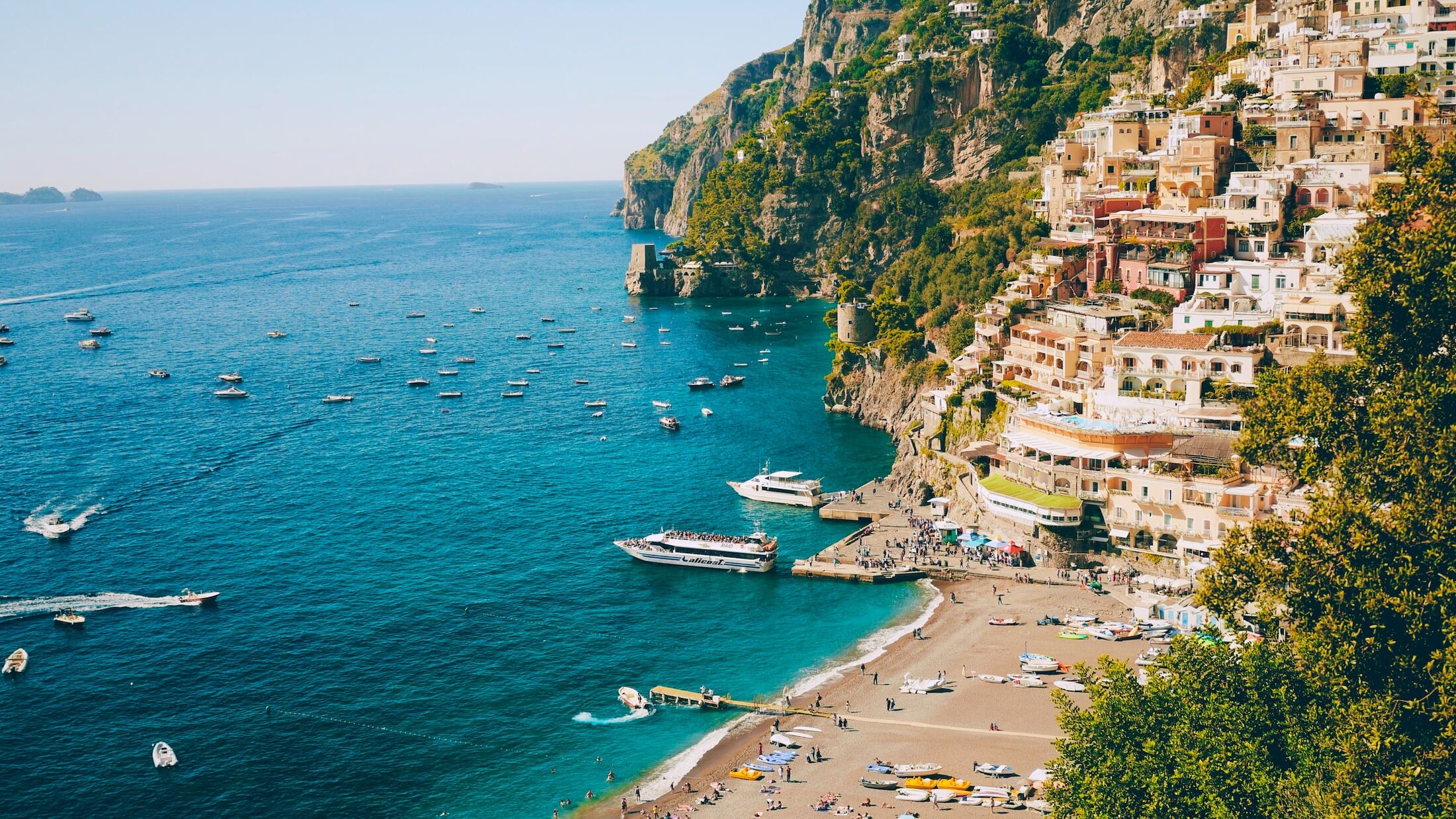 Amalfi-2023-Coastline-View-Simon-Nham-Unsplash-Hybris
