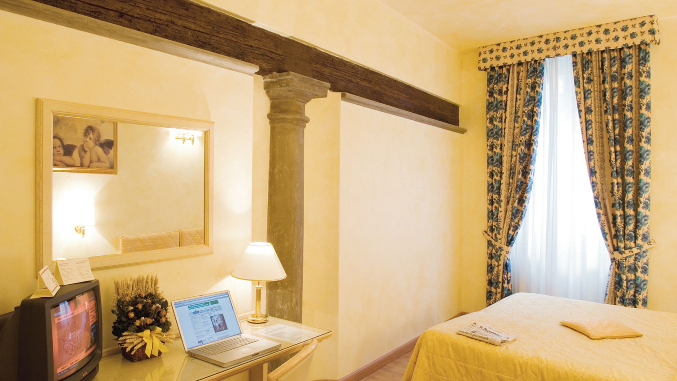 PSA.A.2008.117753.003.jpg-Hybris