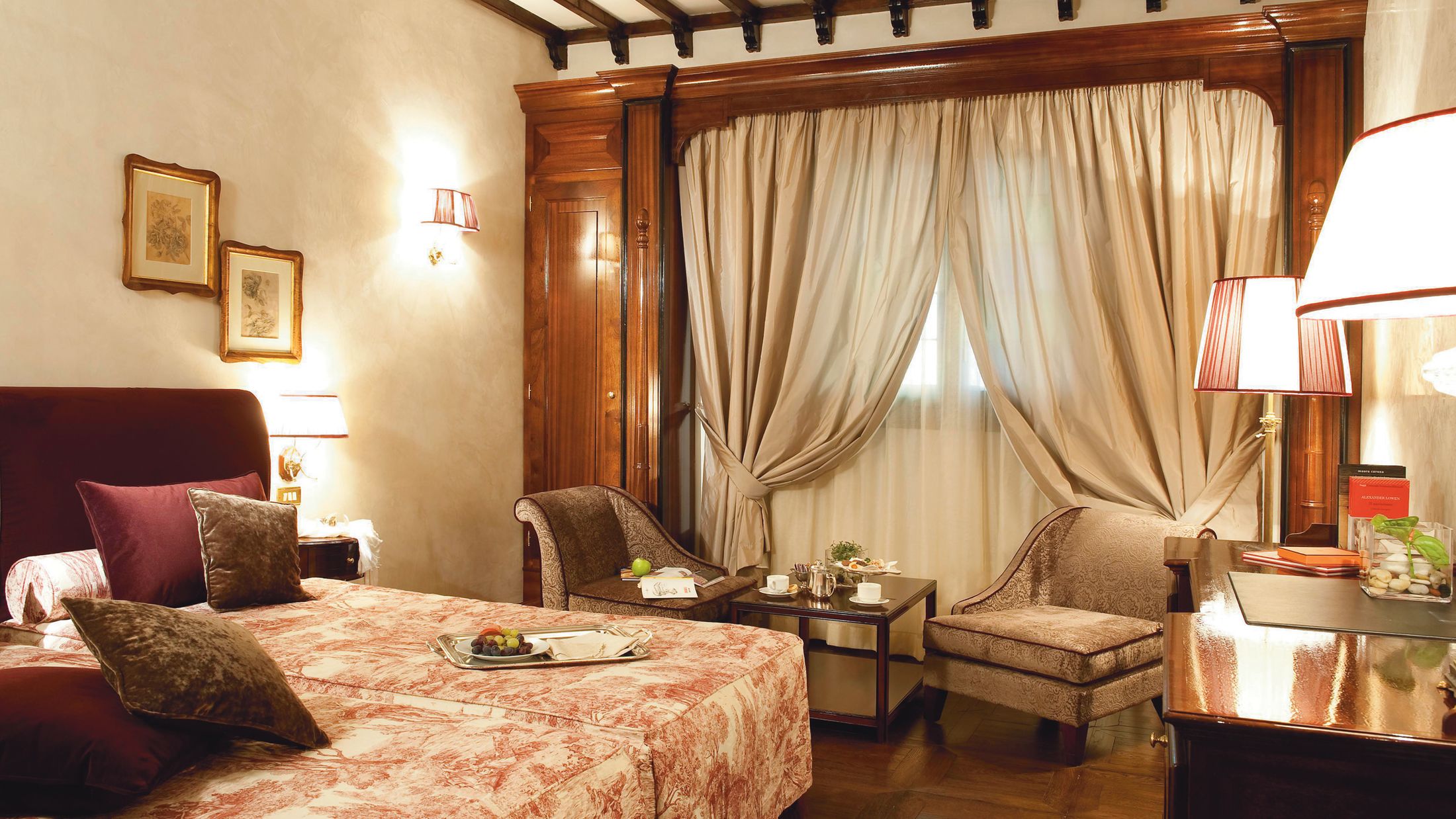 PSA.A.2010.114886.025.jpg-Hybris