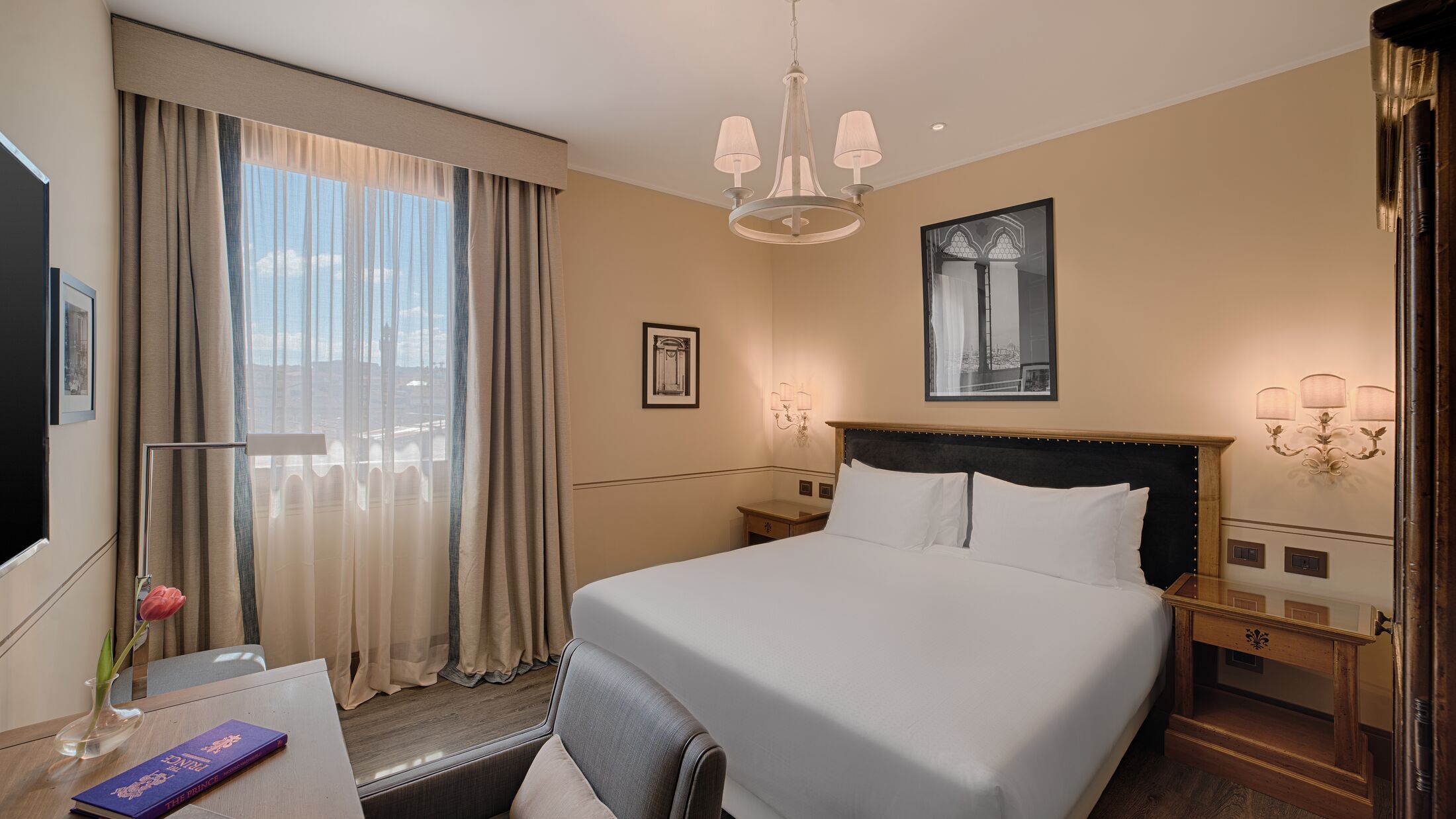 NH-Palazzo-Gaddi-2023-Premium-Room-001-121914-Hybris