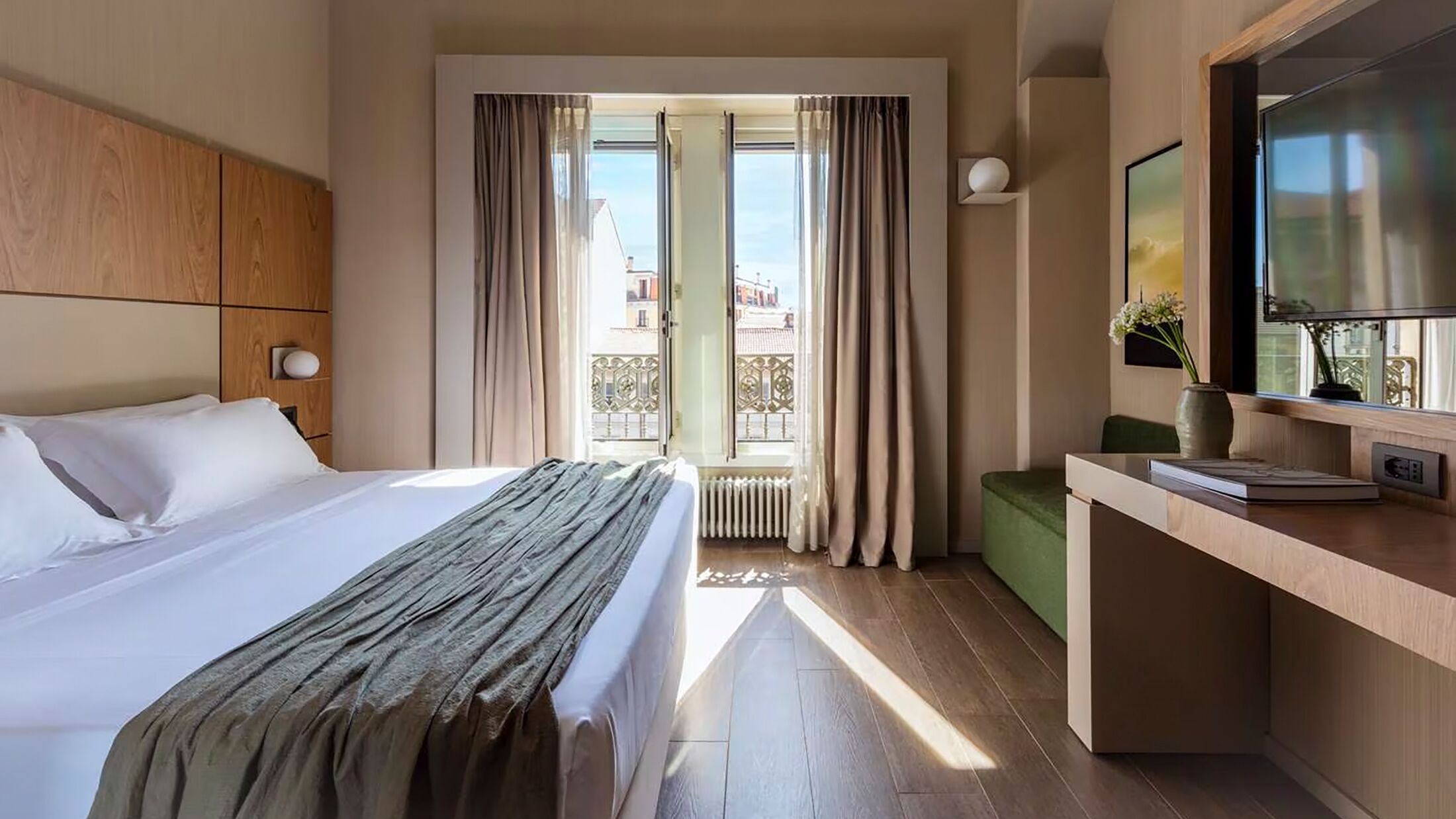 Cristoforo-Colombo-2024-Deluxe-King-Room-001-120448-Hybris