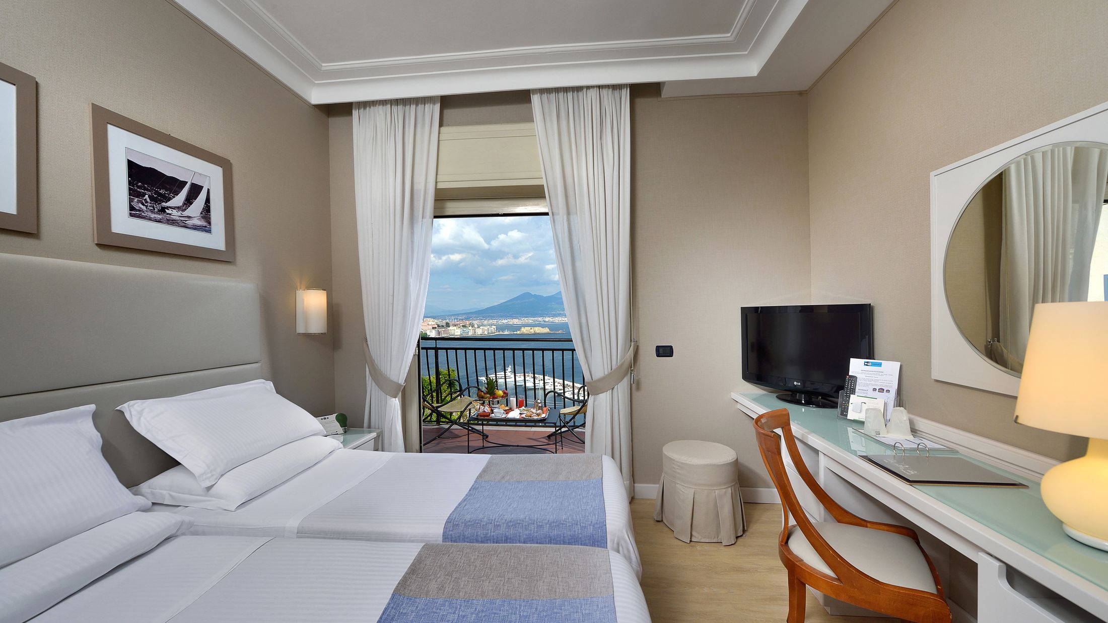 NAP.A.2014.119348.016.jpg-Hybris