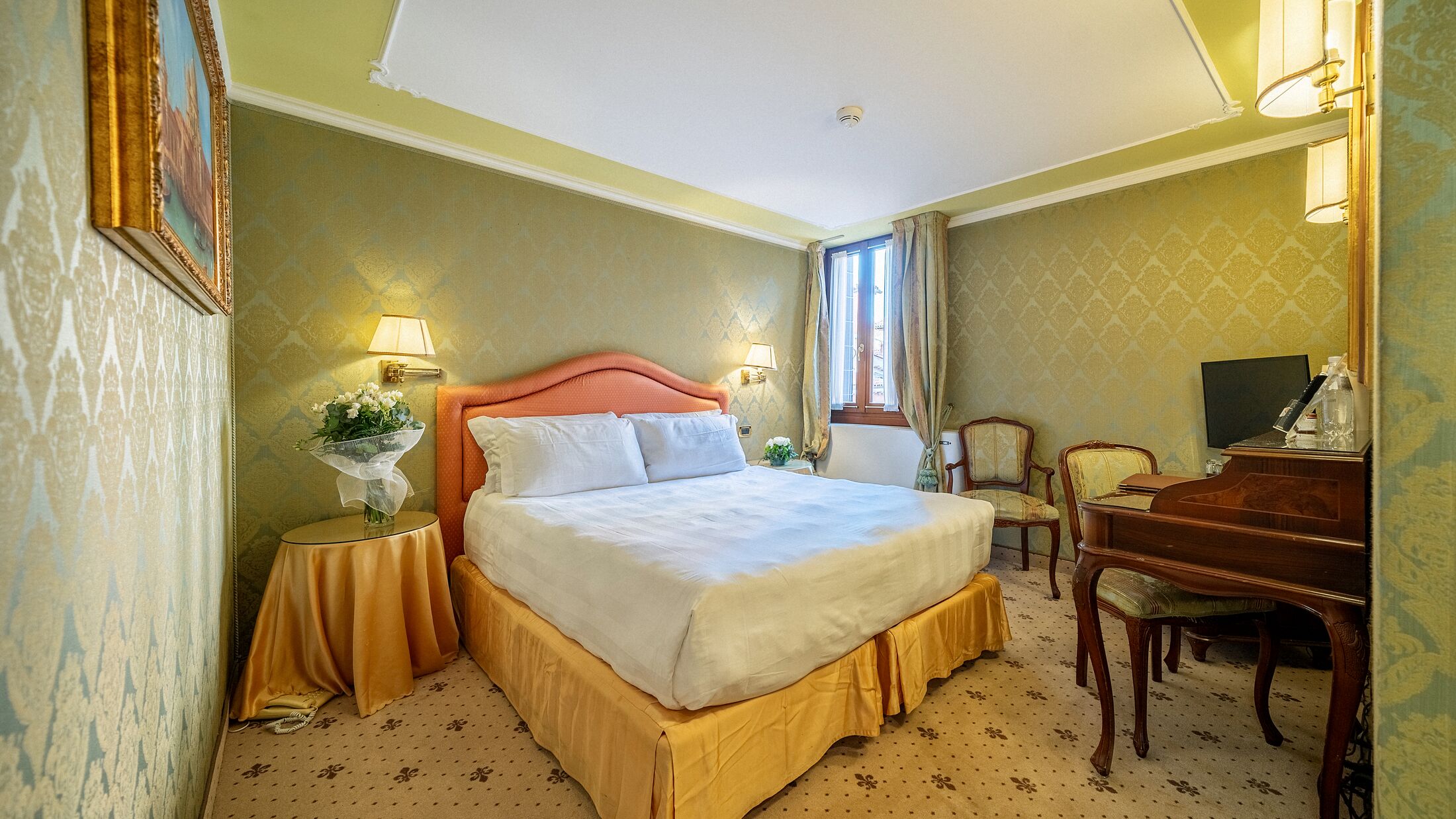 Colombina-2023-Deluxe-Canal-View-Room-003-114889-Hybris