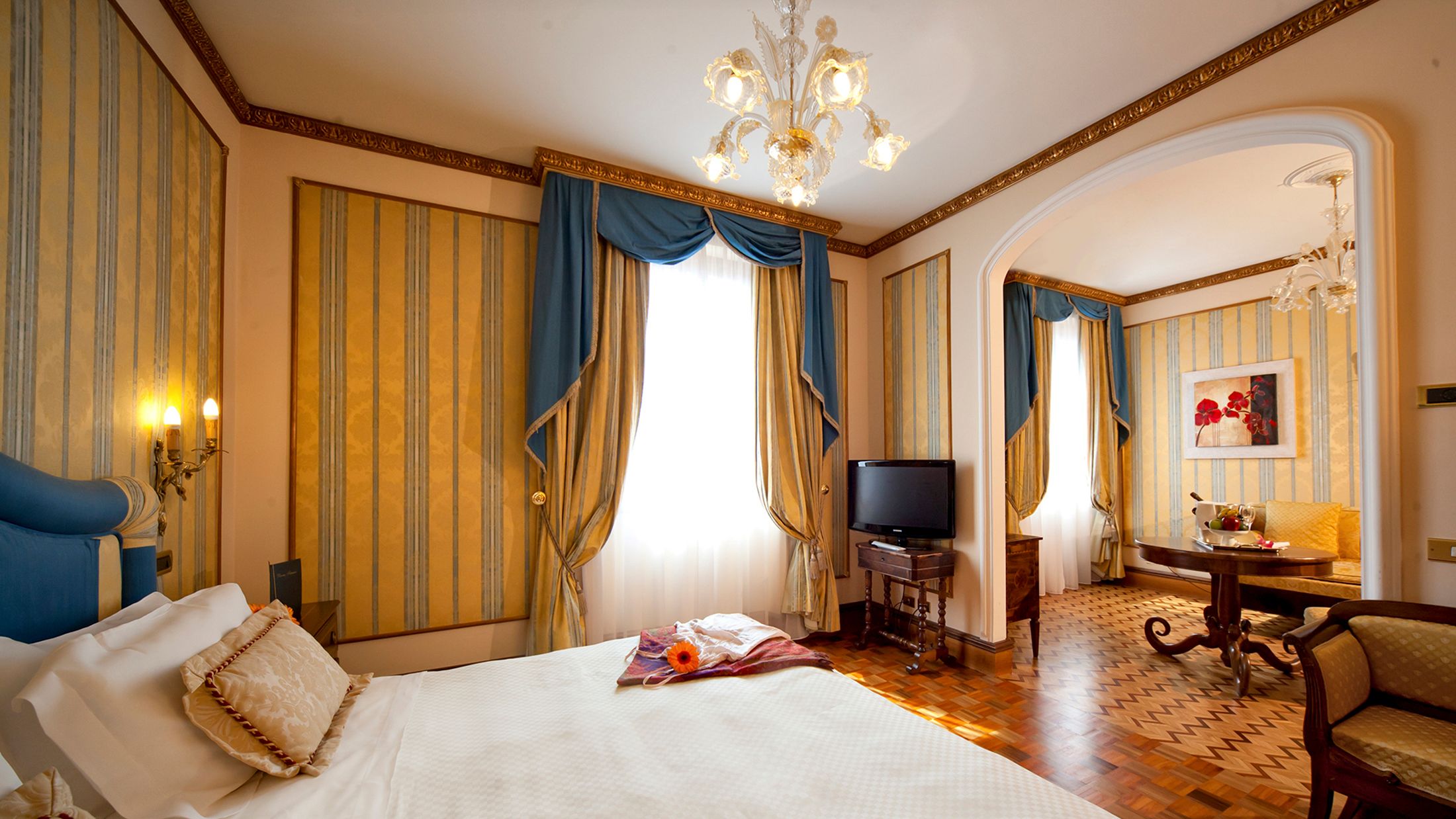 114916-Classic-Suite-001-Hybris