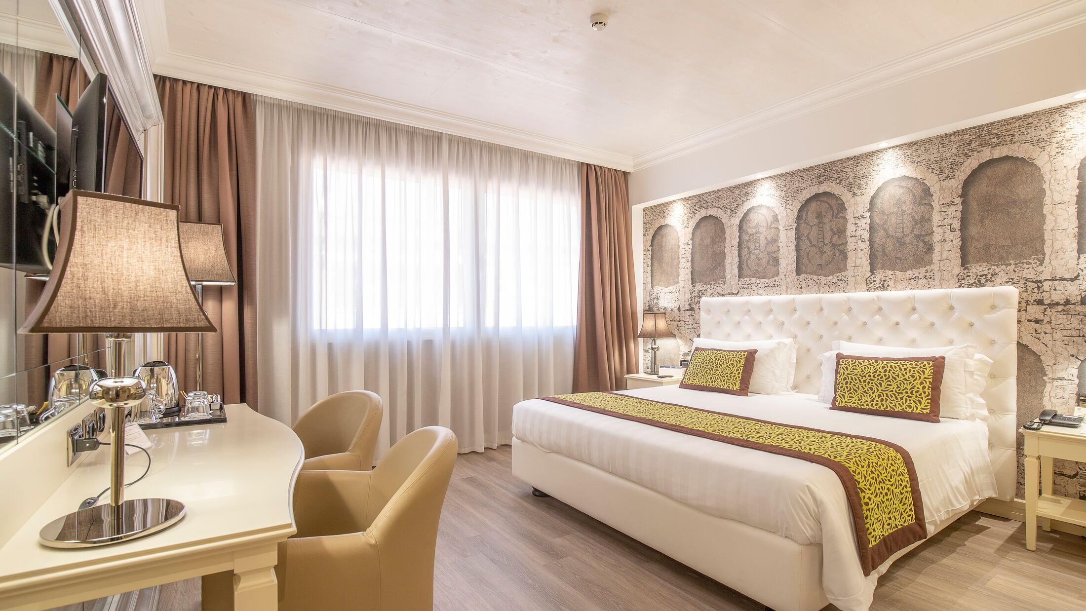 Giberti-2022-Deluxe-Double-Room-001-105214-Hybris