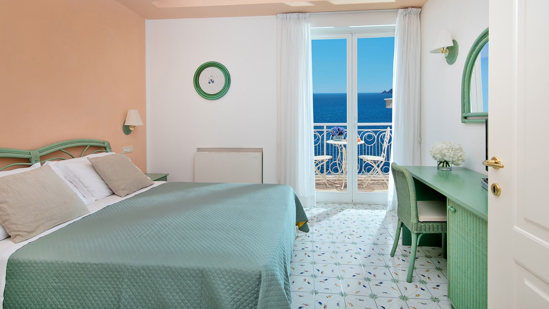 121076-Panoramic-Balcony-002-Hybris