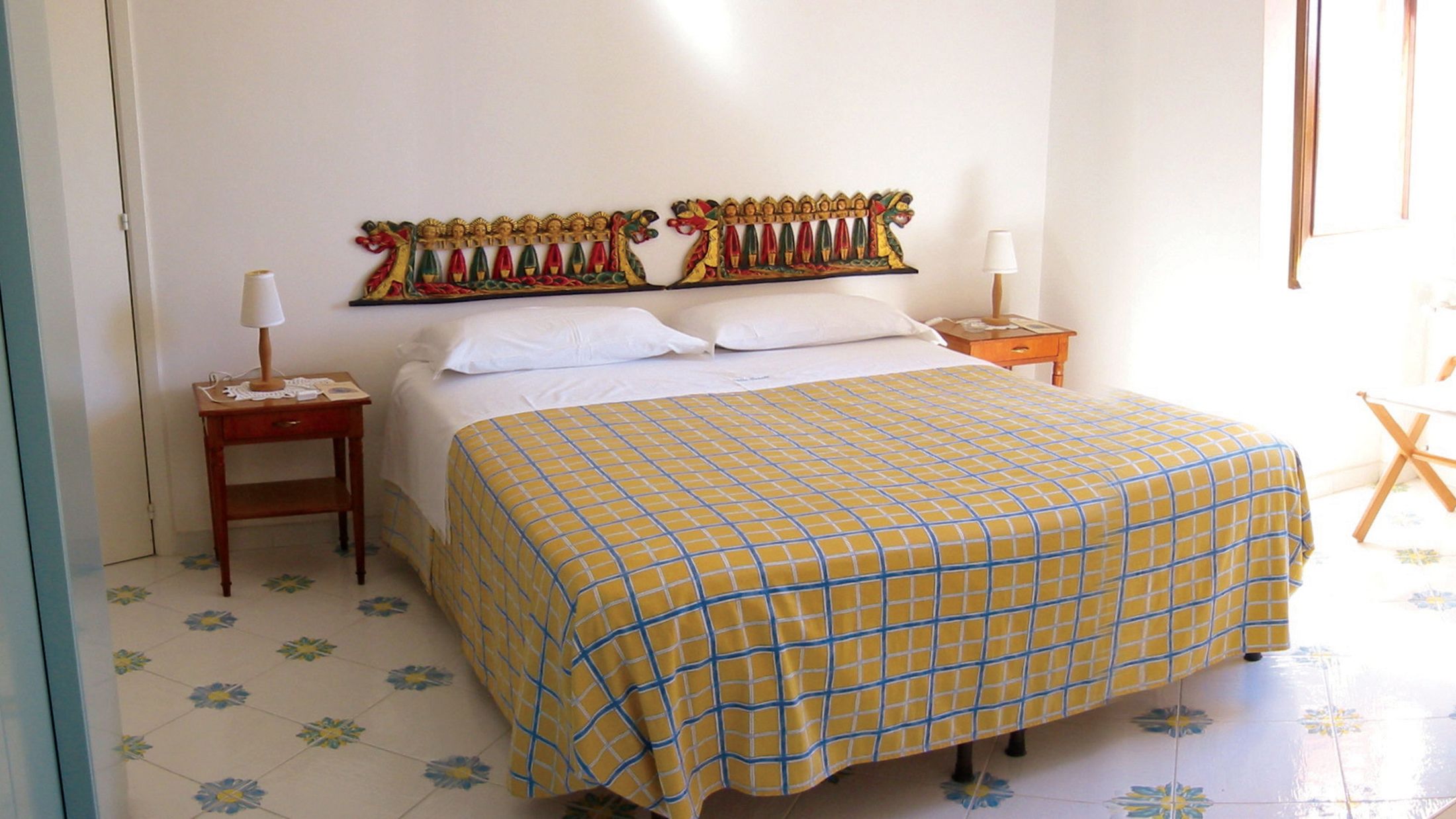 NAP.S.2007.101928.012.jpg-Hybris