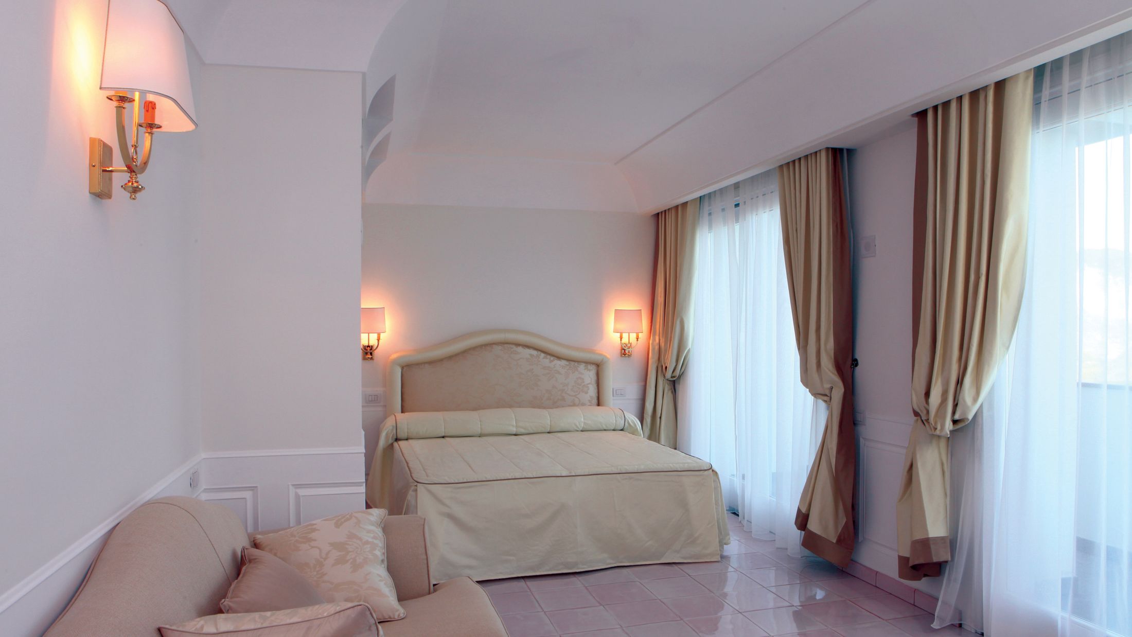 NAP.A.2010.118750.001.jpg-Hybris