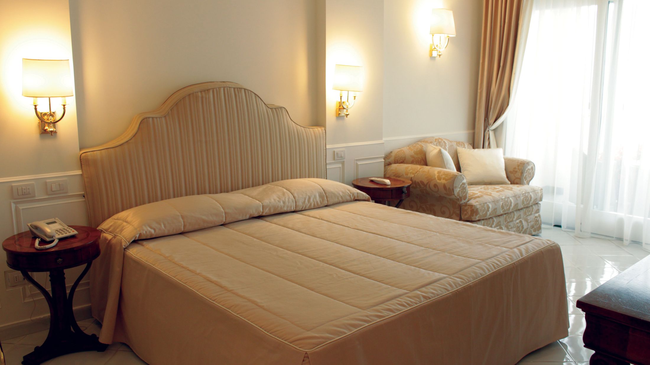 NAP.A.2010.118750.004.jpg-Hybris