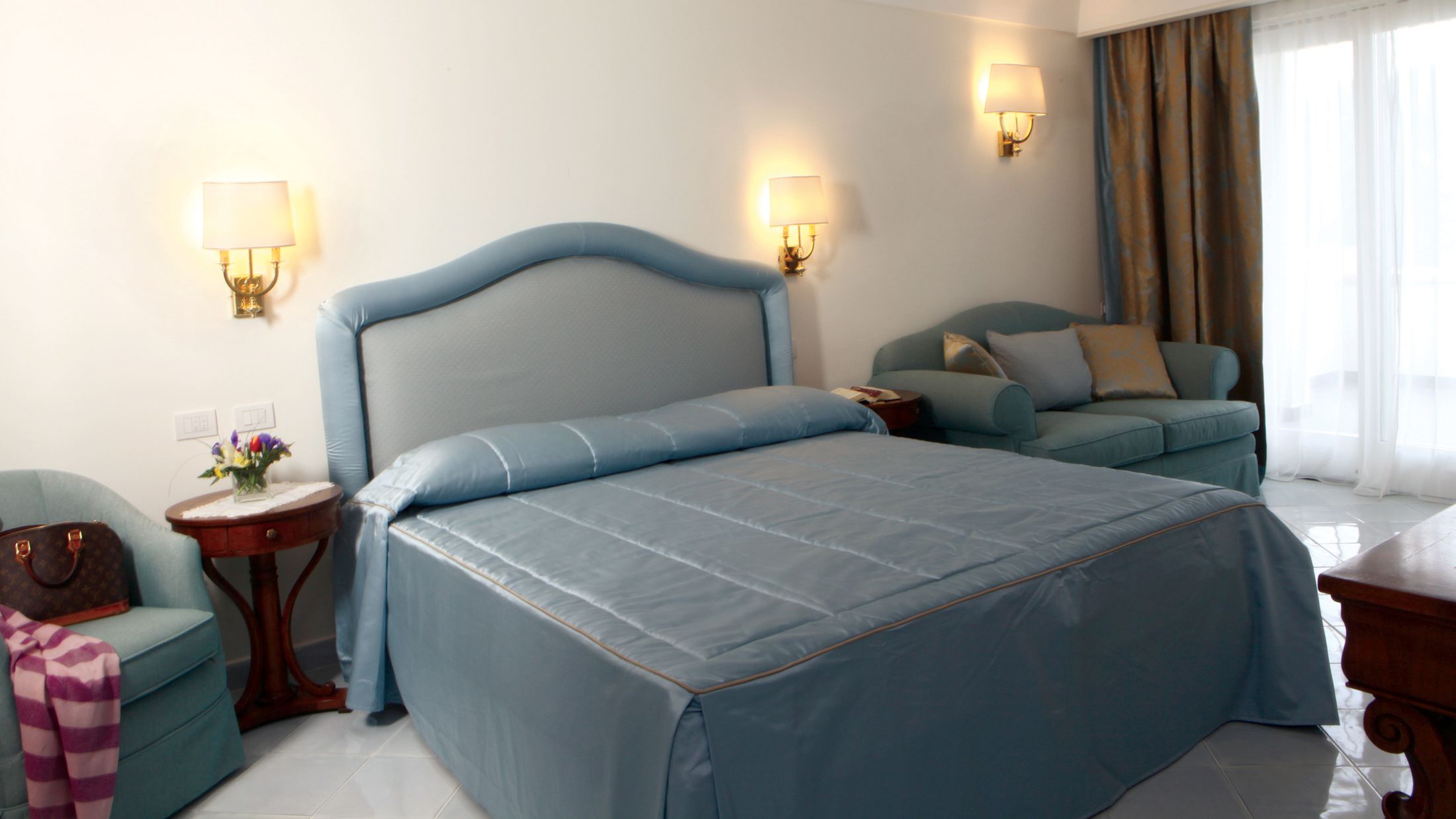 NAP.A.2010.118750.005.jpg-Hybris