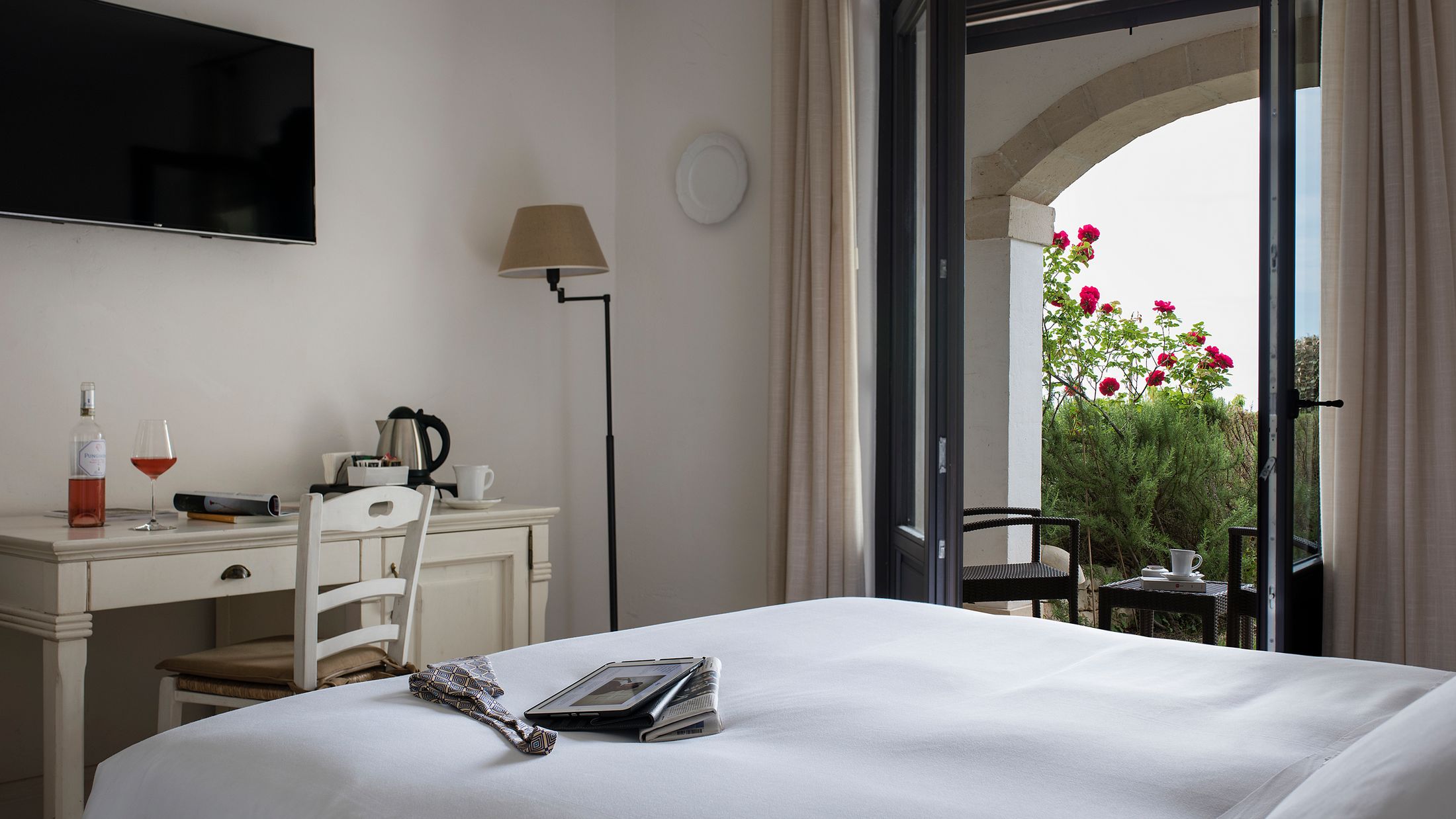 120130-Deluxe-Room-002-Hybris