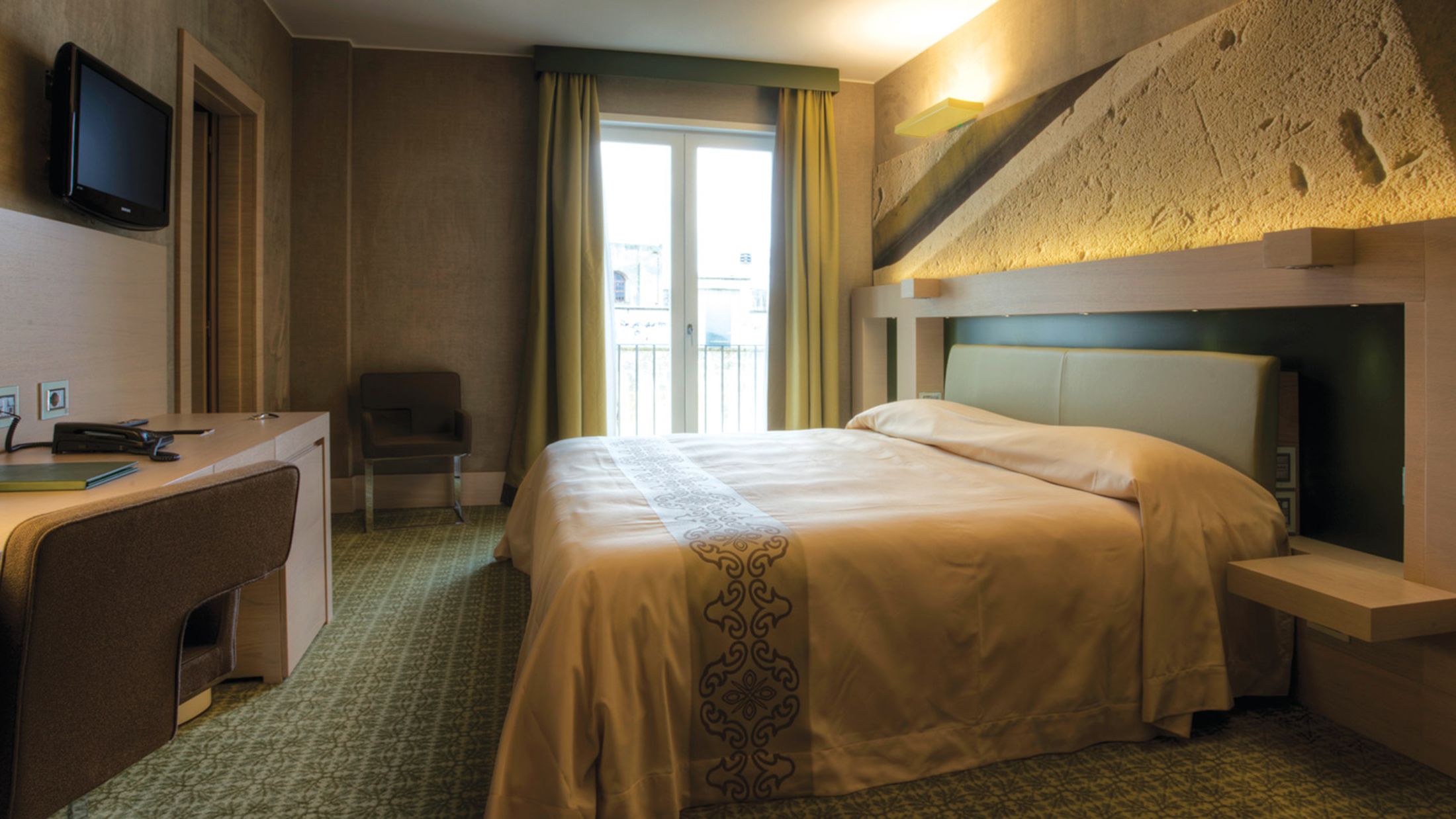 118977-Superior-Room-001-Hybris