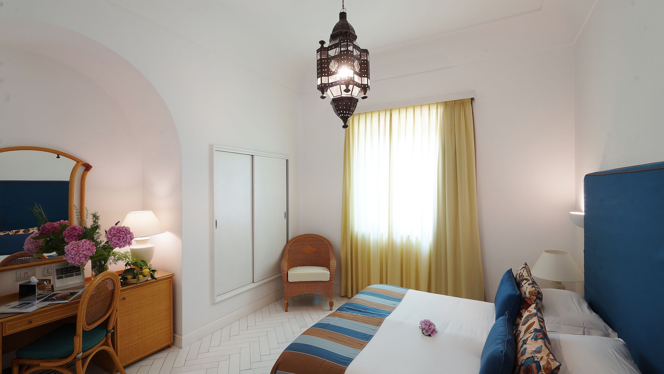 Aminta-Sorrento-2024-Standard-Room-Sunset-Partial-Sea-View-001-121976-Hybris