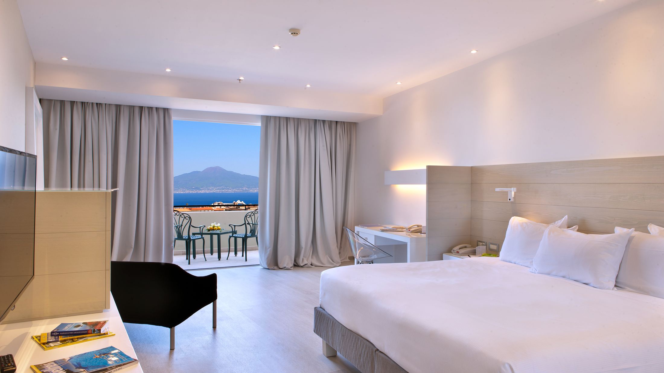 NAP.A.2014.119132.035.jpg-Hybris