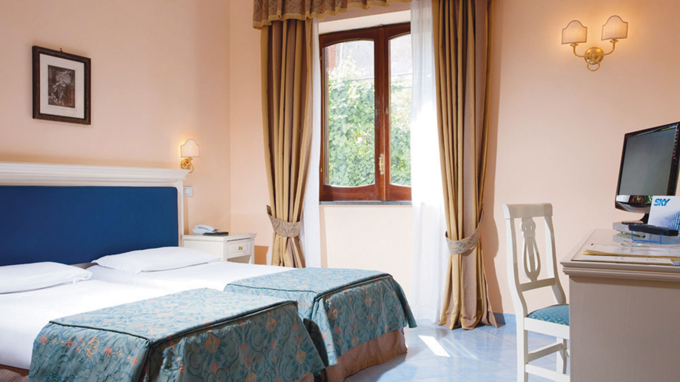 NAP.S.2012.105198.033.jpg-Hybris