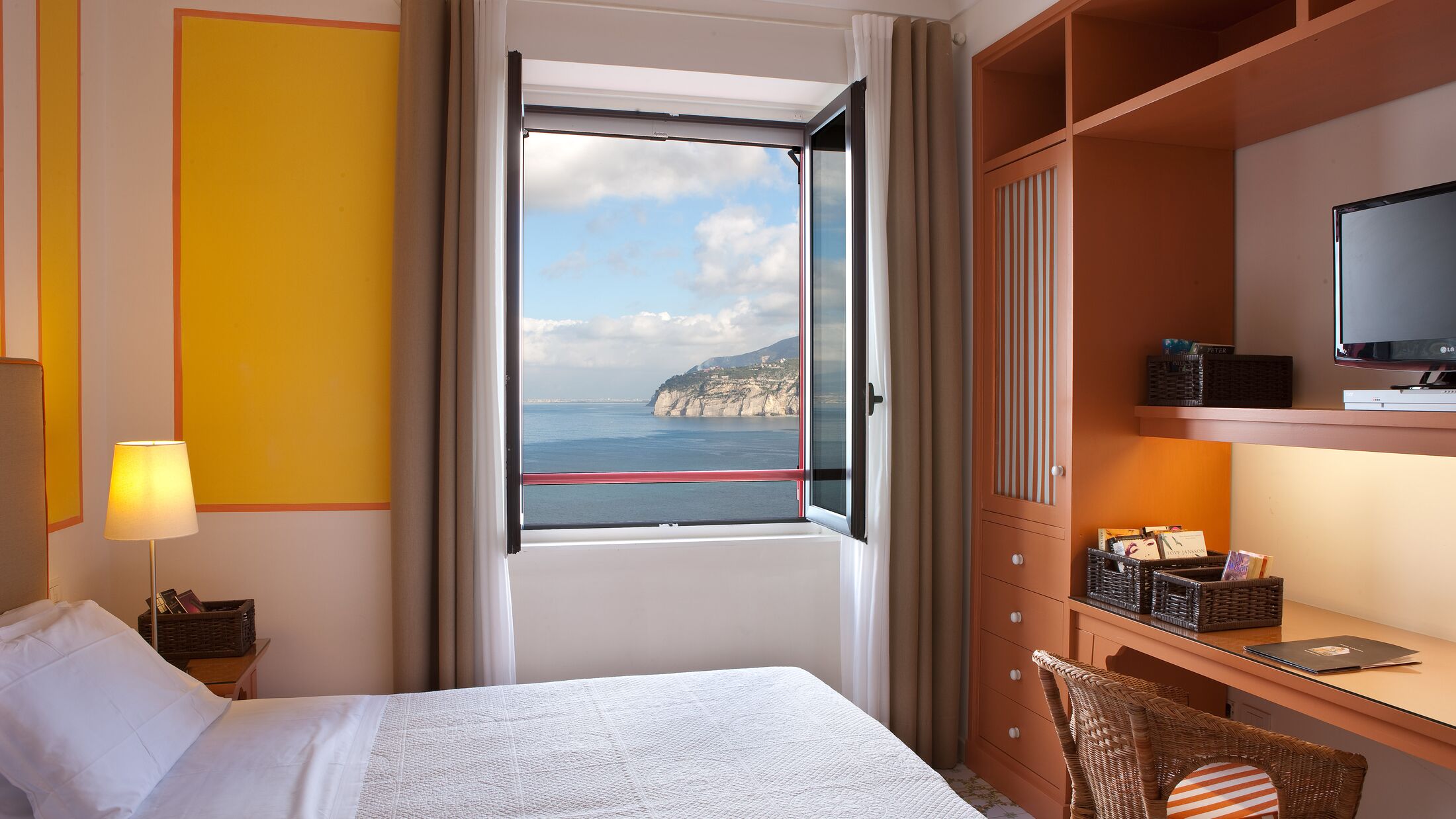 Minerva-Sorrento-2022-Sea-View-Room-002-121837-Hybris