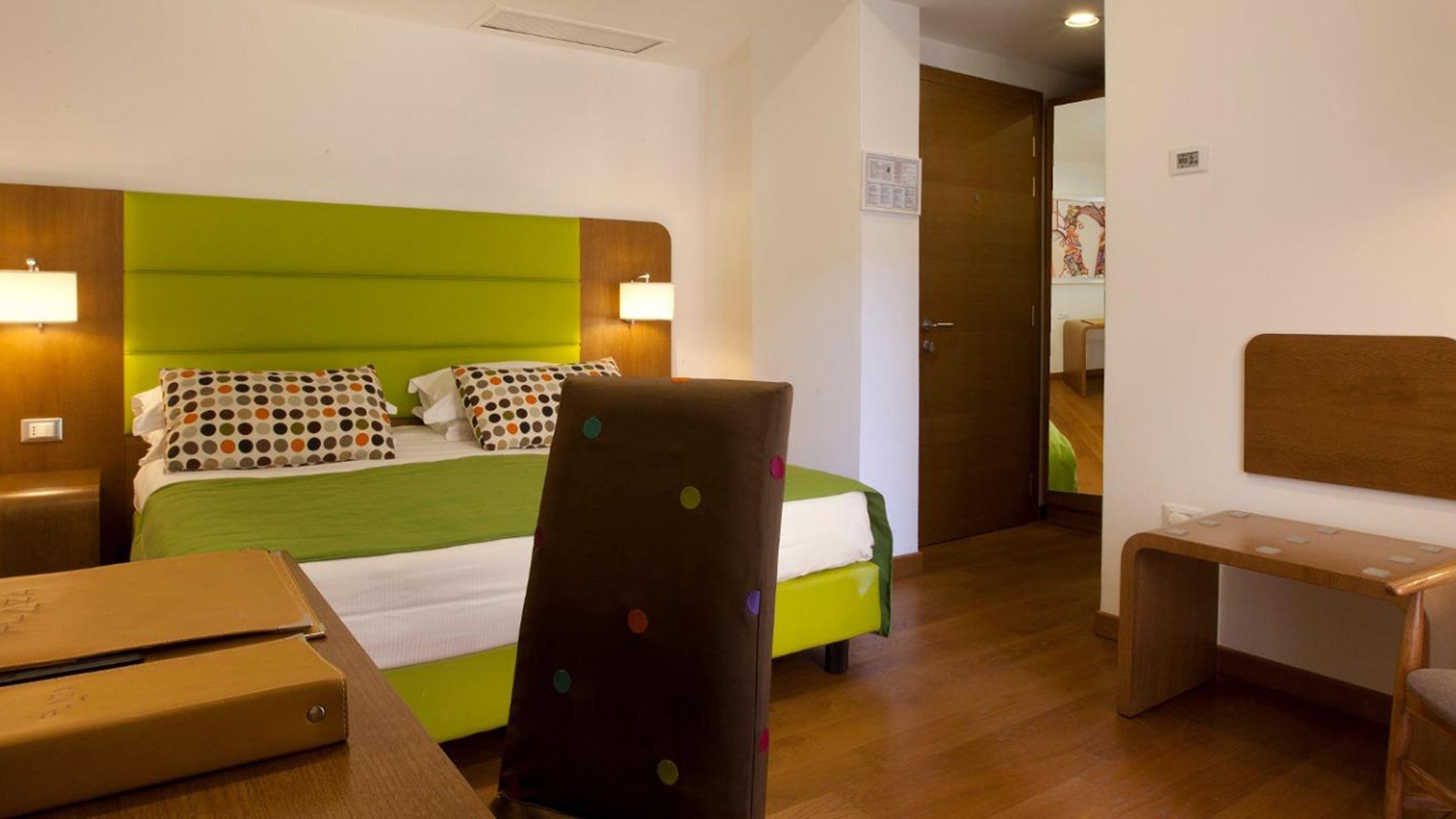 118677-Classic-Room-001-Hybris