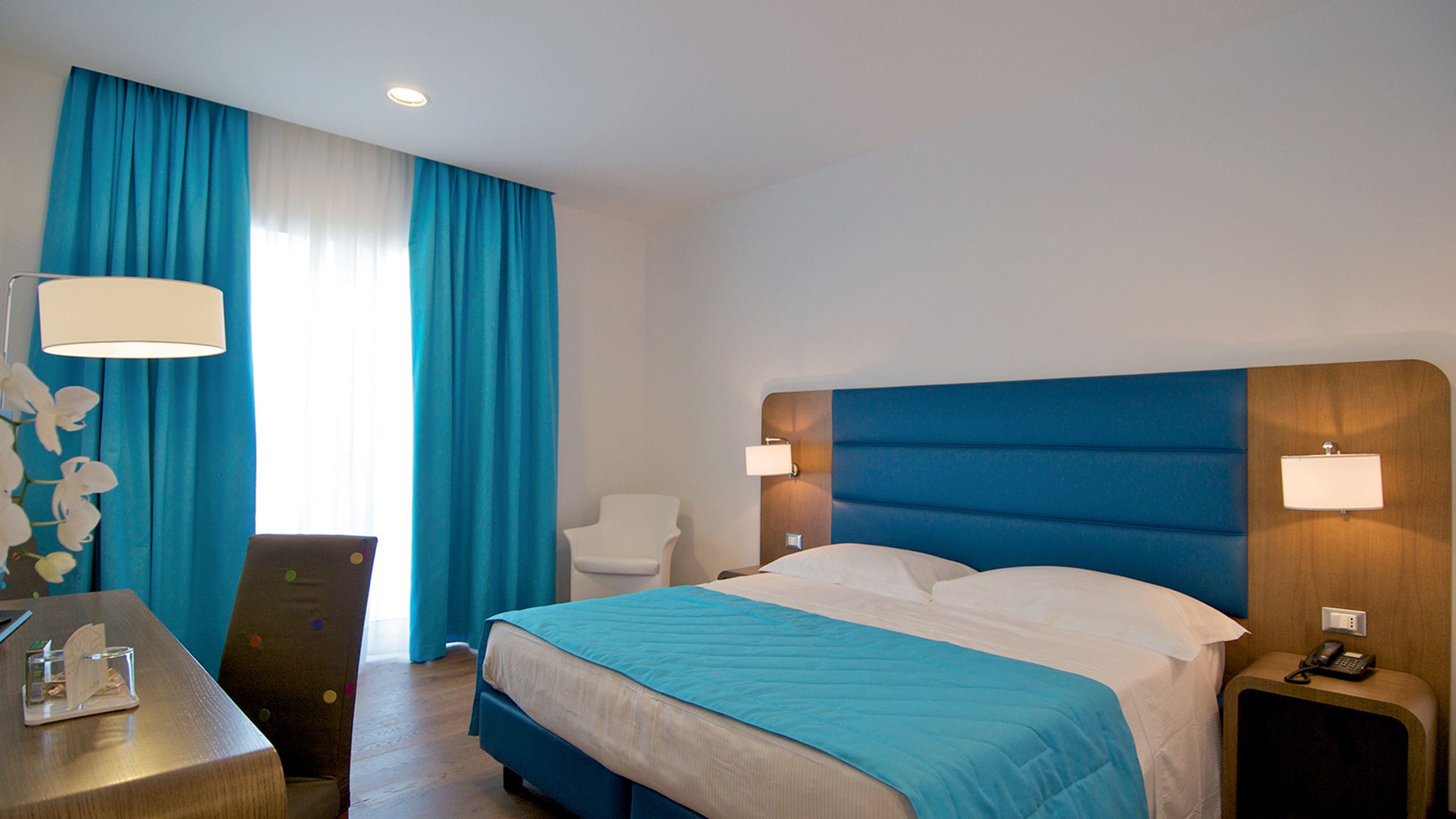 NAP.A.2010.118677.007.jpg-Hybris