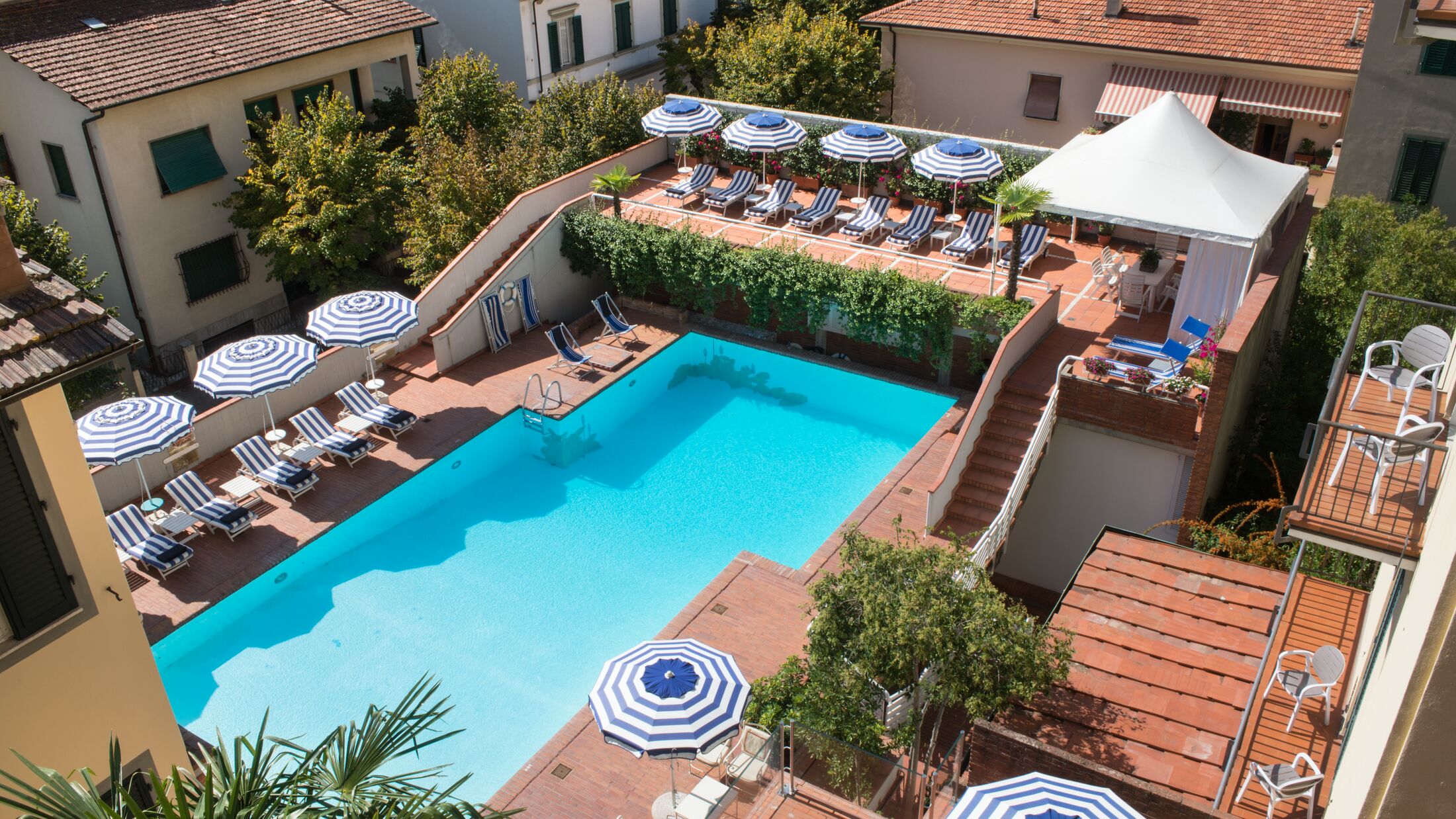 Francia-e-Quirinale-Swimming-Pool-003-119577-Hybris