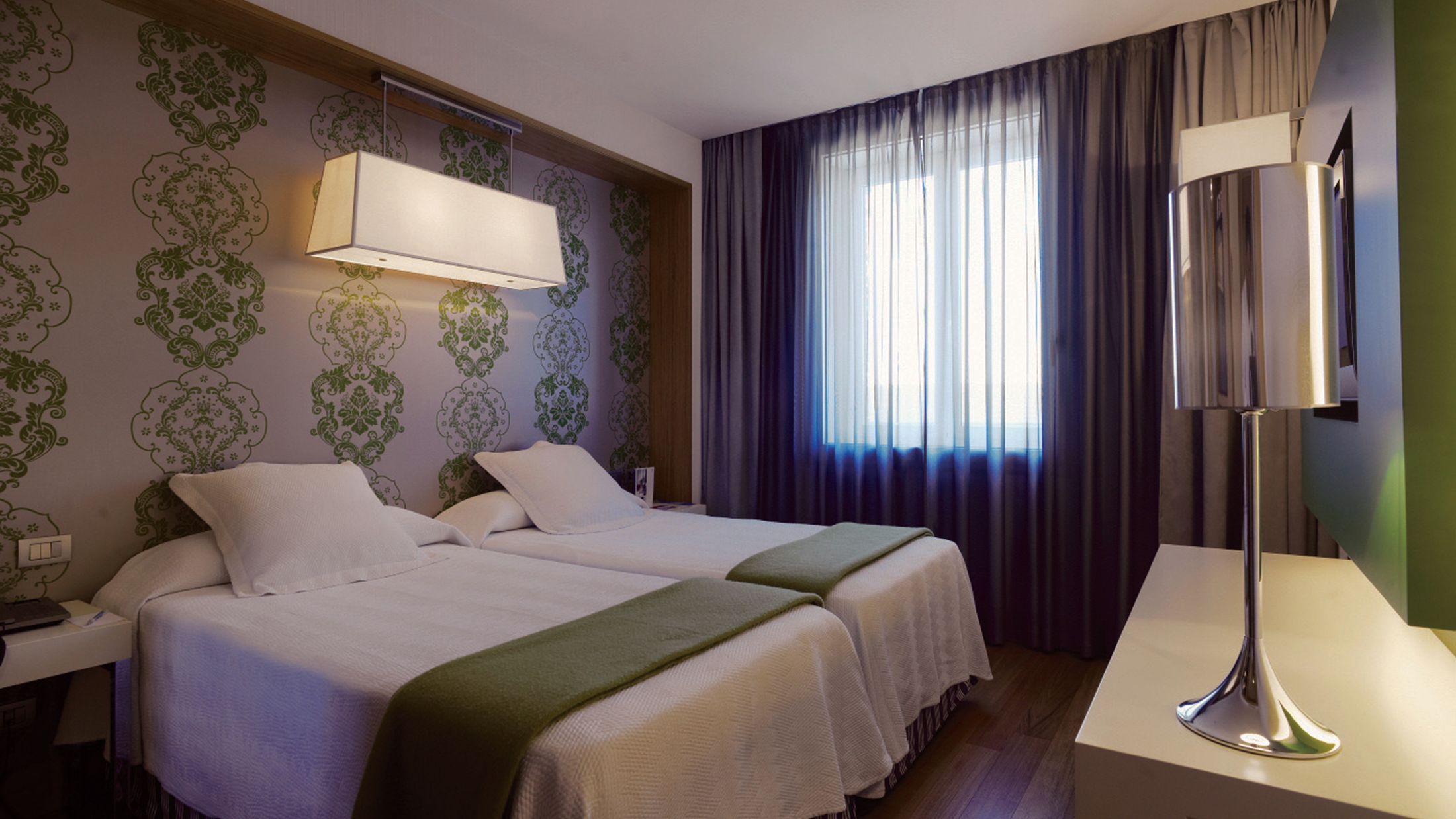 PSA.A.2010.115121.013.jpg-Hybris