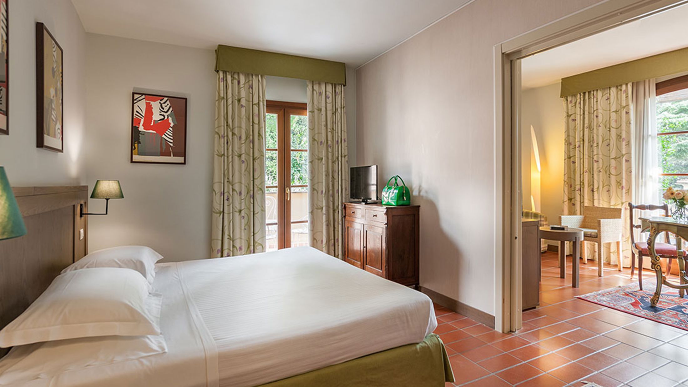 114968-Suite-001-Hybris