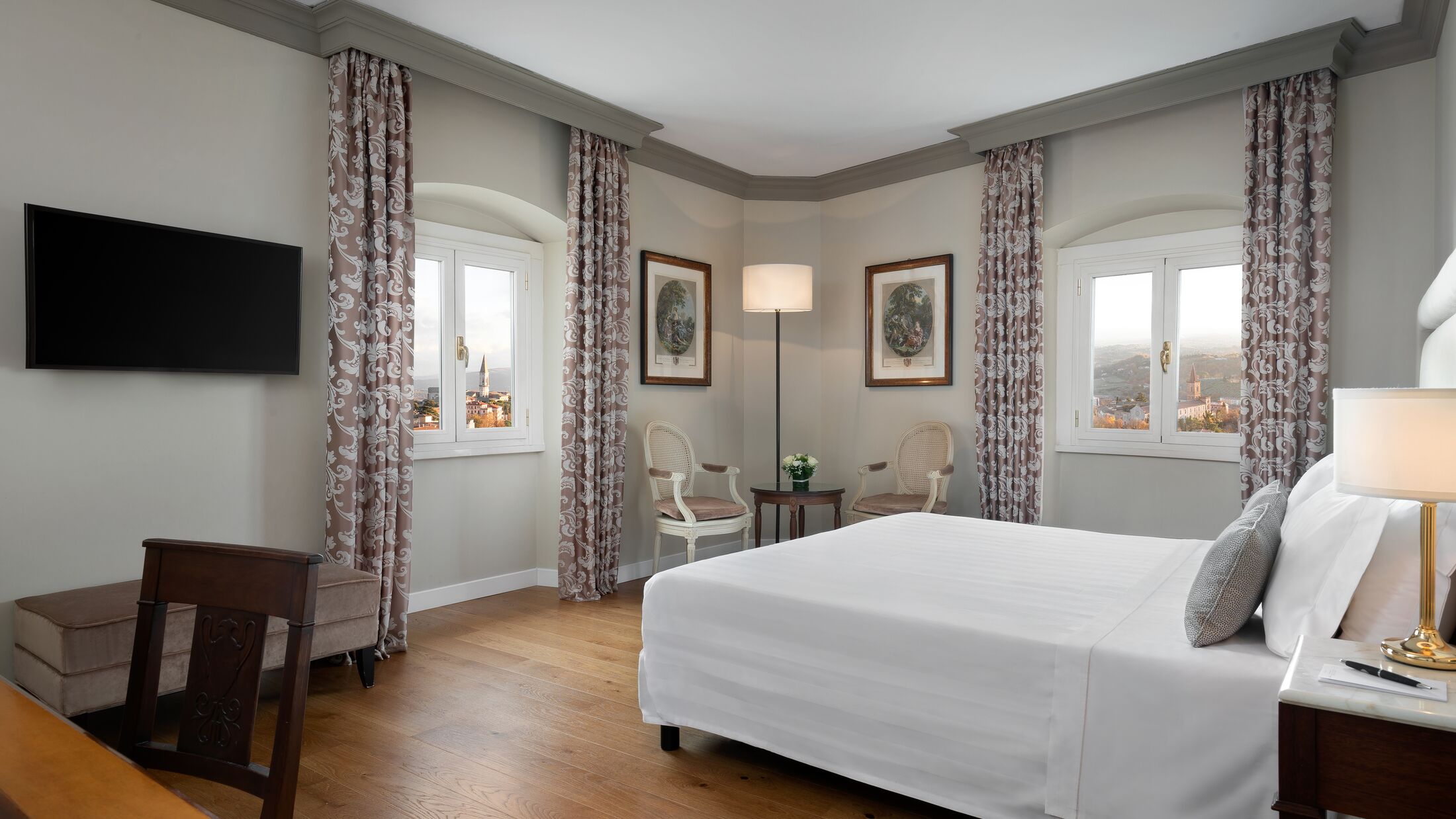 Sina-Brufani-2022-Deluxe-Room-003-119102-Hybris