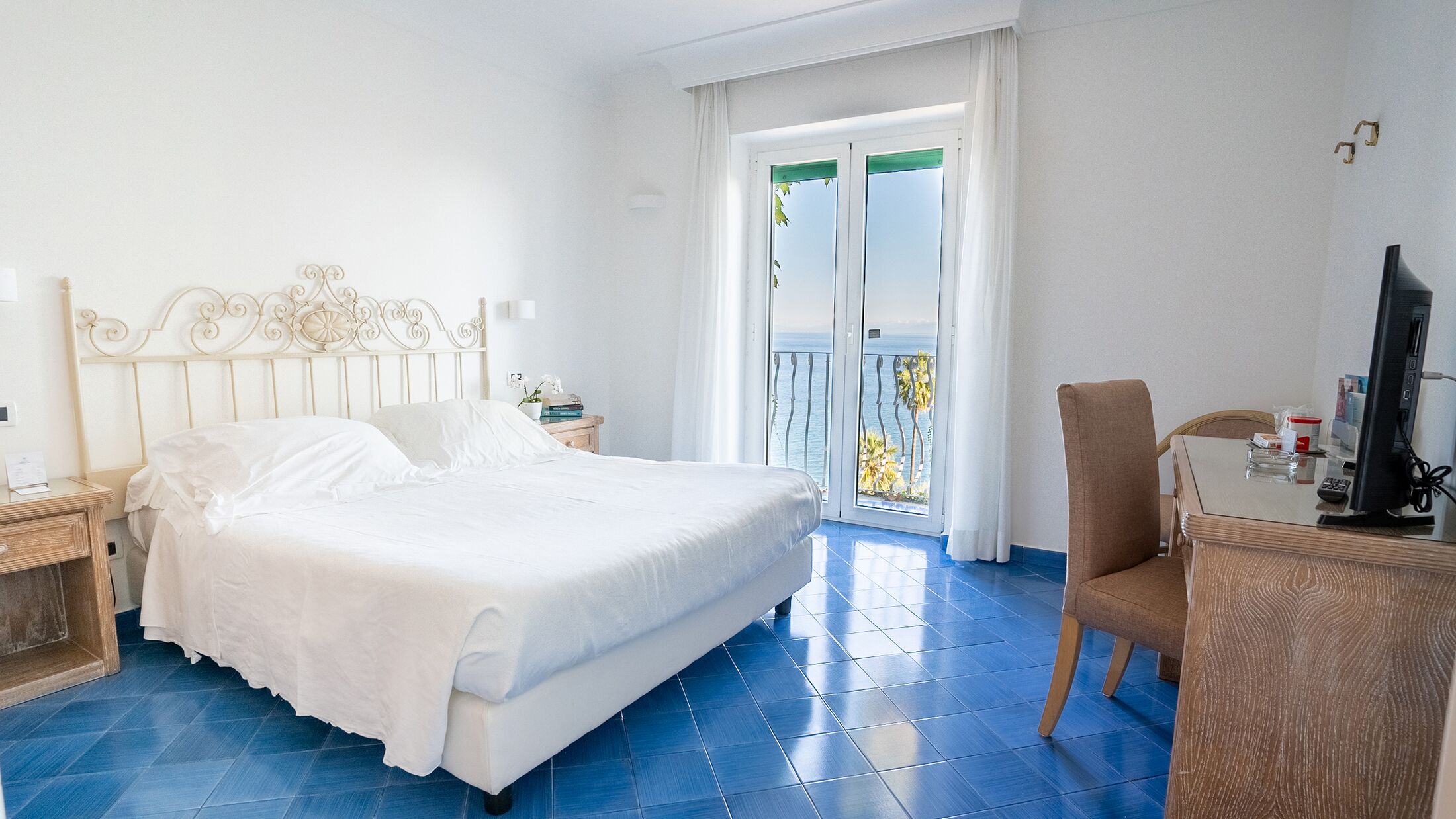 Continental-Mare-2025-Comfort-Room-Sea-View-001-117418-Hybris