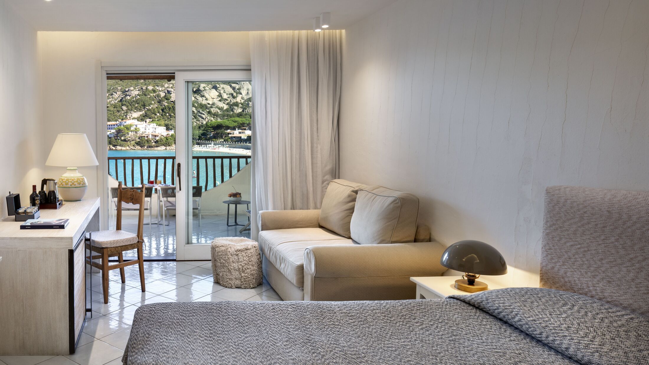 Club-Hotel-Sardinia-2022-Deluxe-Junior-Suite-Sea-View-005-121856-Hybris