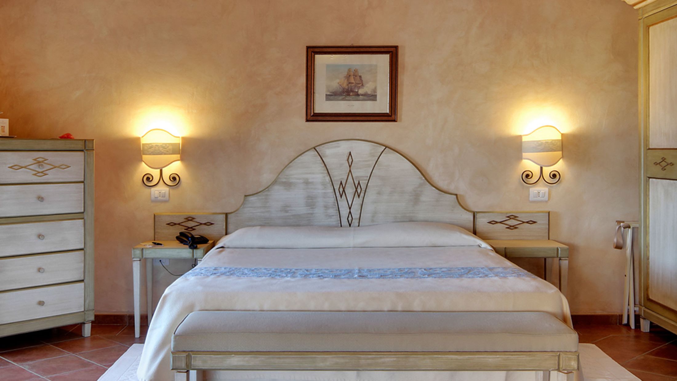 119602-Guest-Room-001-Hybris