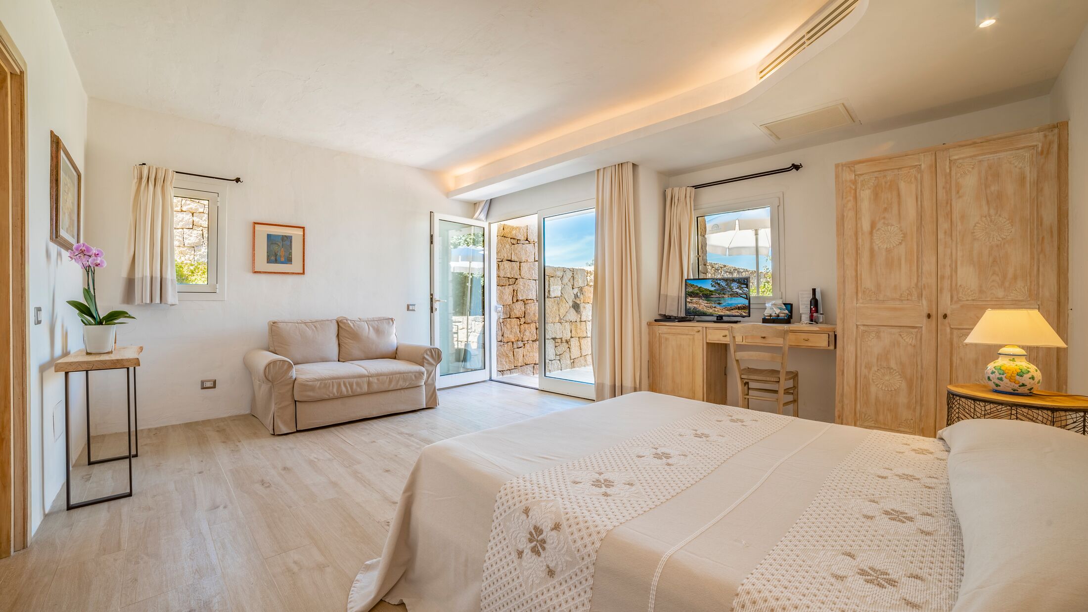 Grand-Relais-Nuraghi-2022-Junior-Suite-005-121857-Hybris