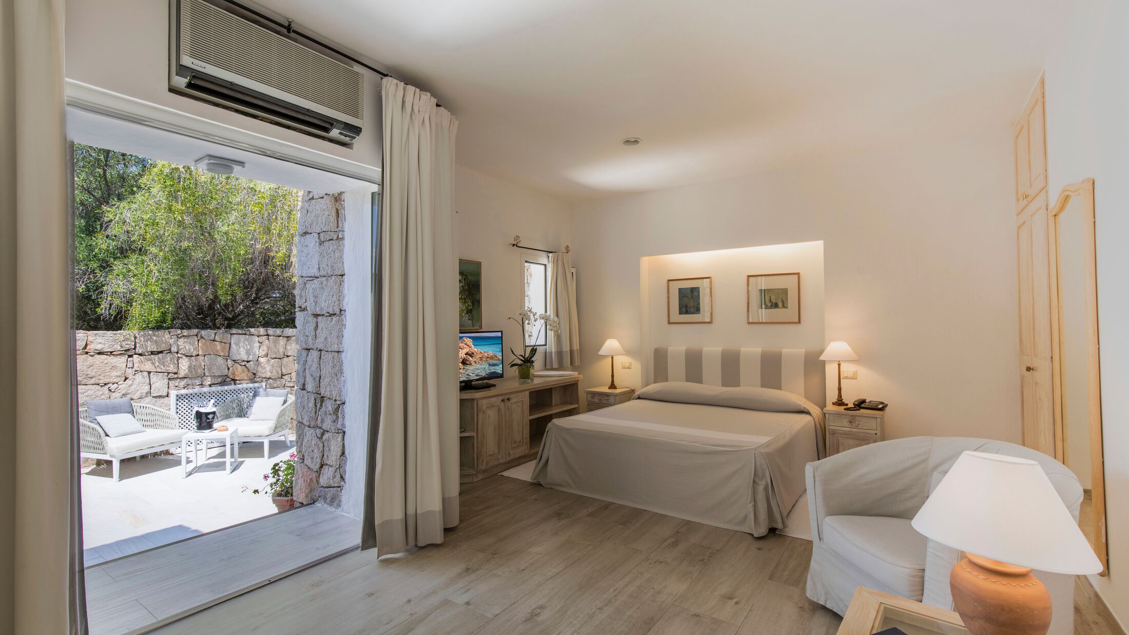 Grand-Relais-Nuraghi-2022-Junior-Suite-Garden-002-121857-Hybris