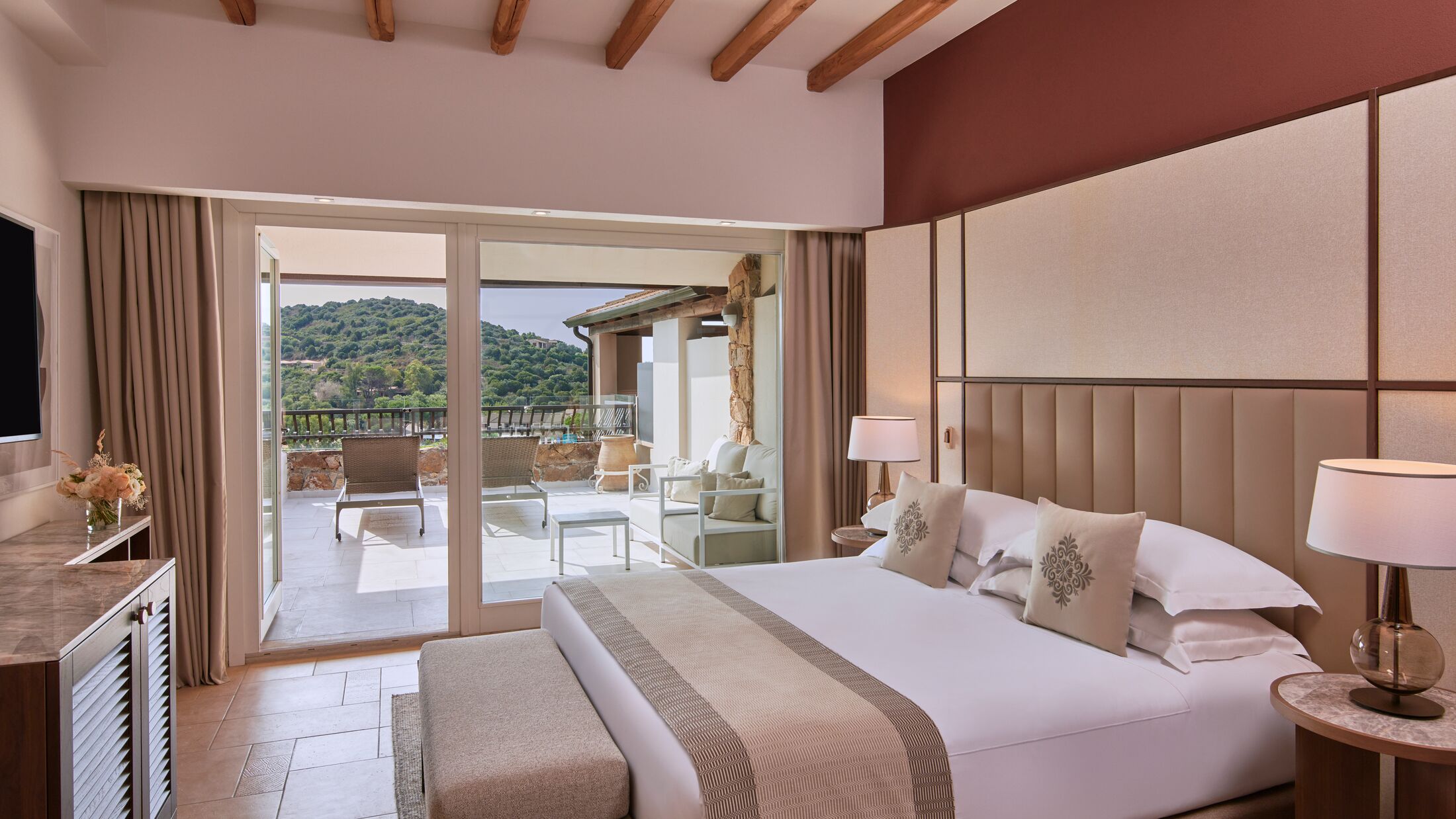 Conrad-Chia-Laguna-2022-Deluxe-Room-001-111495-Hybris