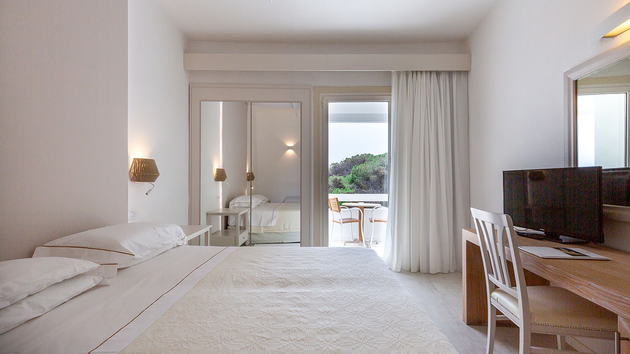 Flamingo-2022-Executive-Room-Side-Sea-View-002-108677-Hybris