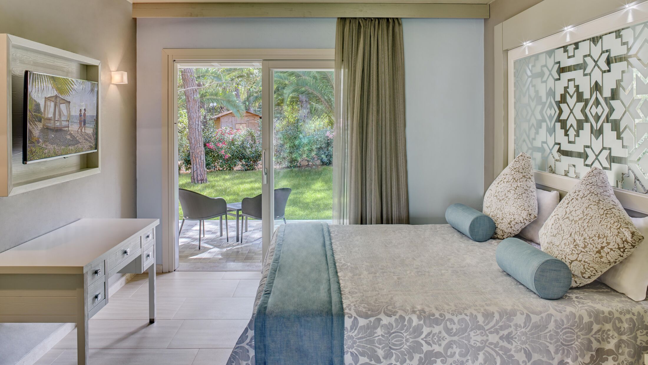 Forte-Village-2023-Le-Palme-Deluxe-Bungalow-002-002498-Hybris