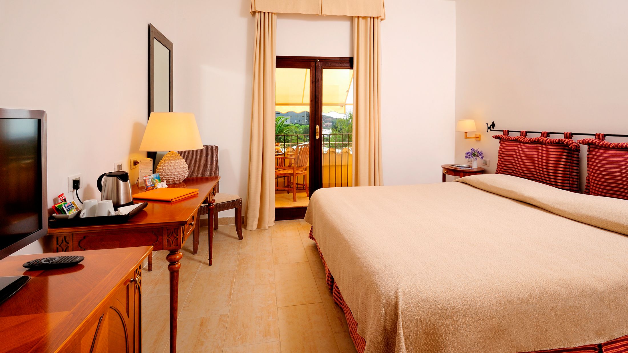 115048-Deluxe-Room-001-Hybris