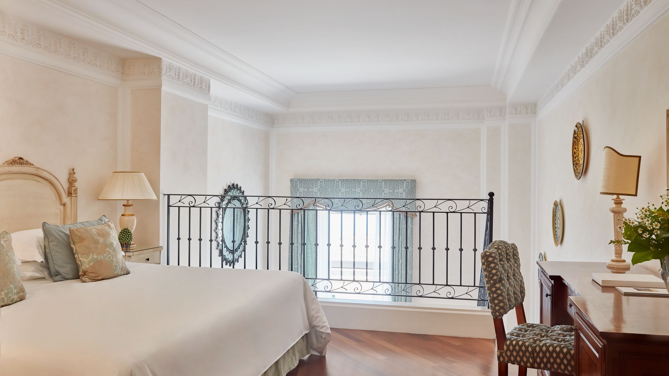 108586-Gallery-Room-002-Hybris