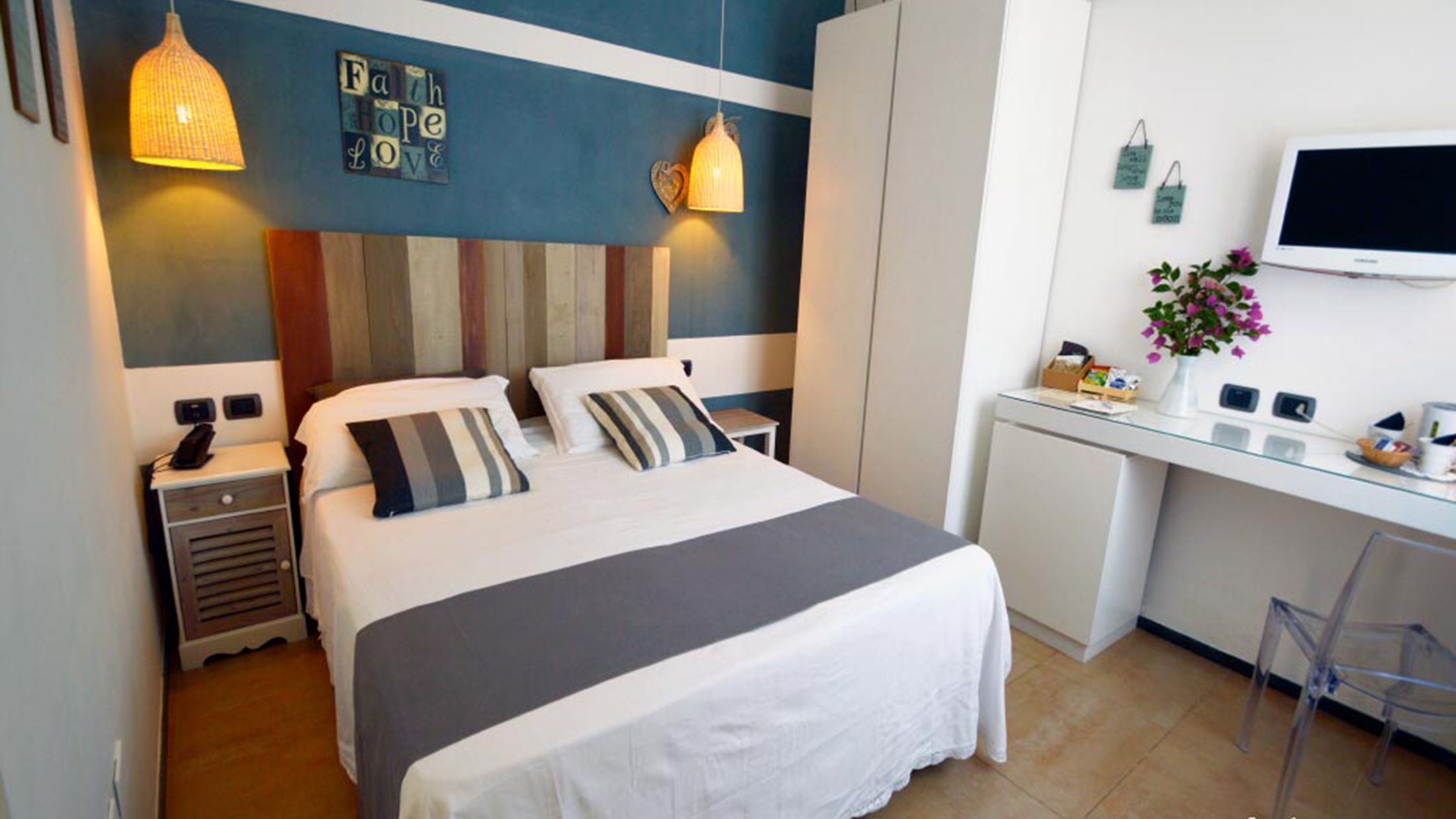 120961-Classic-Room-001-Hybris