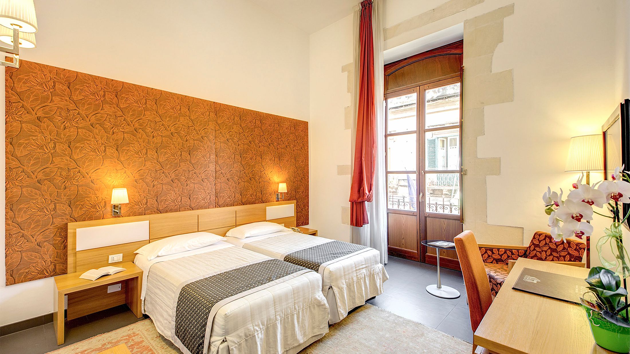 120601_Guestroom_001-Hybris