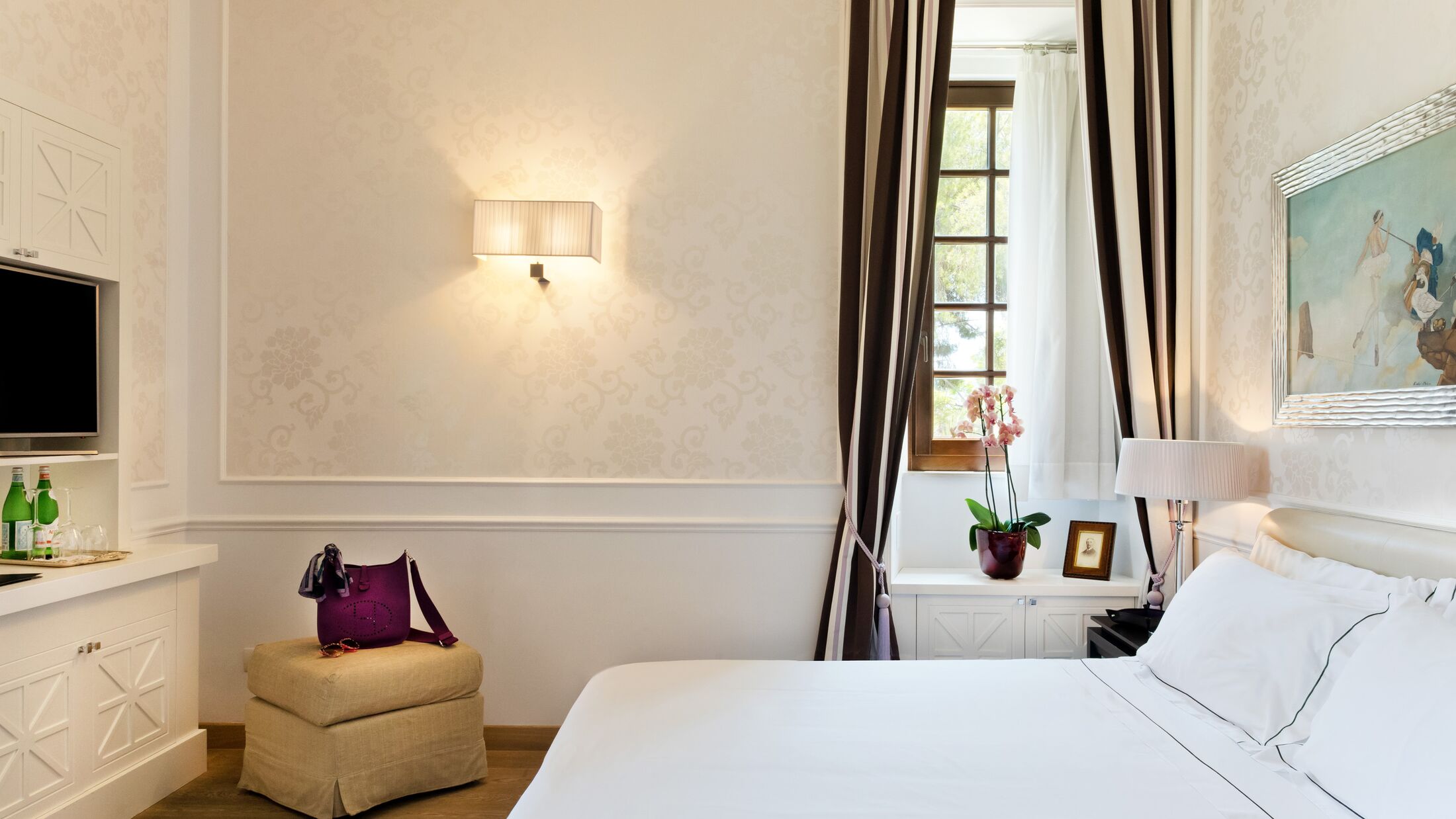 The-Ashbee-2023-Deluxe-Room-001-121929-Hybris