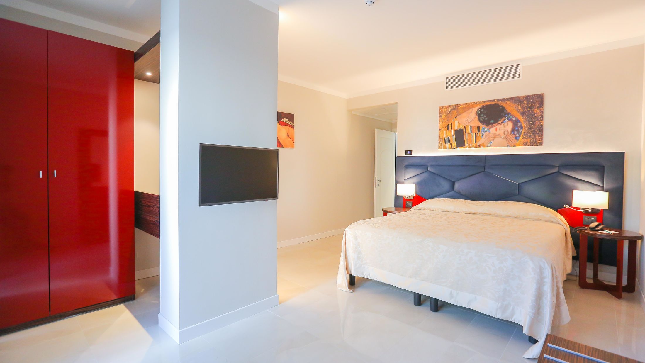 121043-Club-Room-002-Hybris