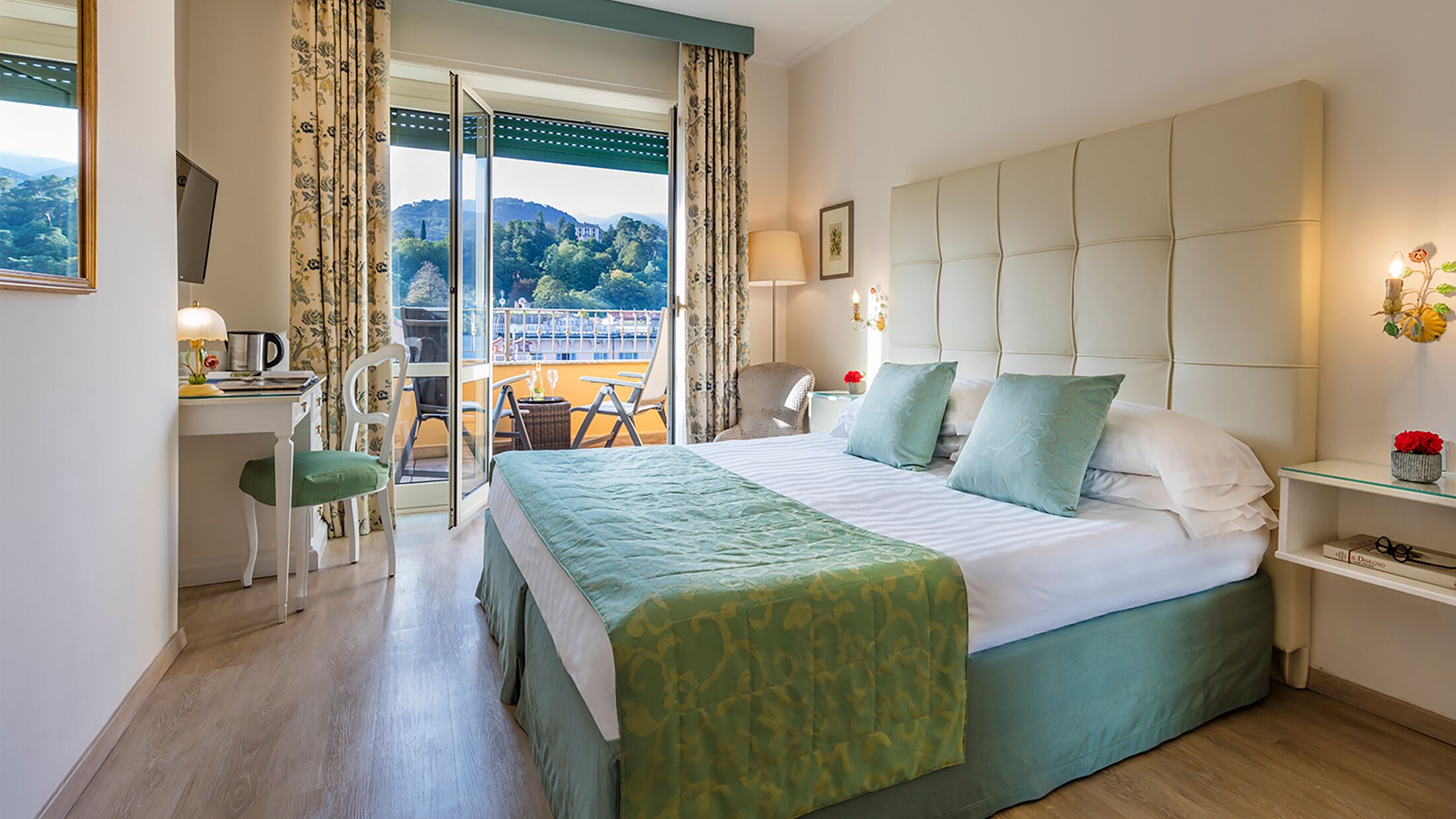 Du-Lac-2022-Deluxe-Room-Partial-Lake-View-001-114921-Hybris