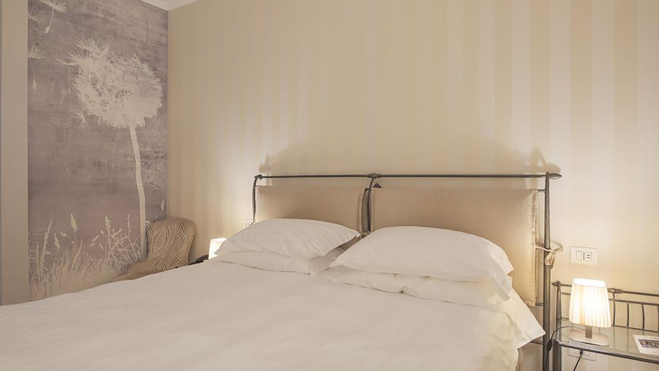 Du-Lac-2024-Standard-Room-No-Lake-View-002-114921-Hybris