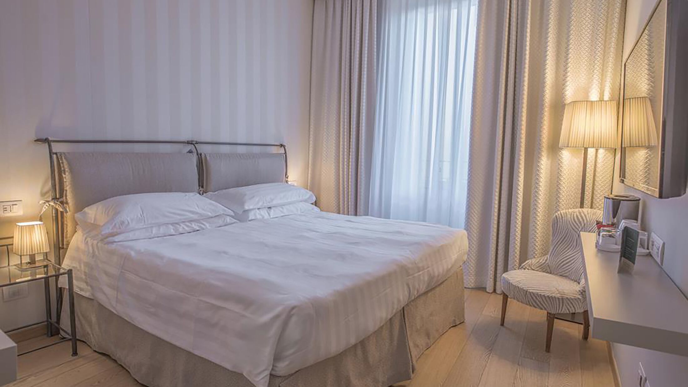 Du-Lac-2024-Superior-Room-No-Lake-View-001-114921-Hybris