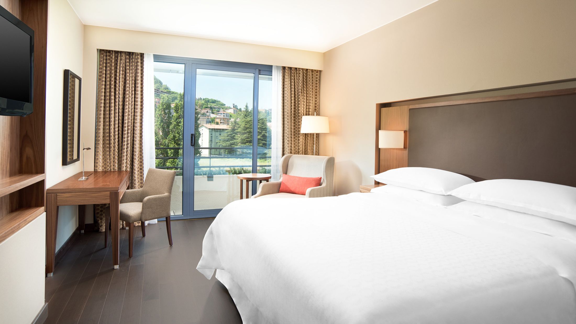 120340-Deluxe-Room-001-Hybris