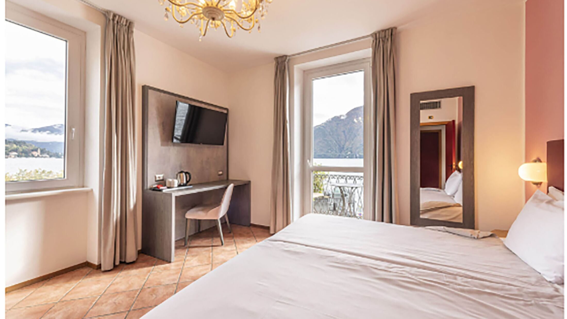 Double Room with Balcony and Front Lake View