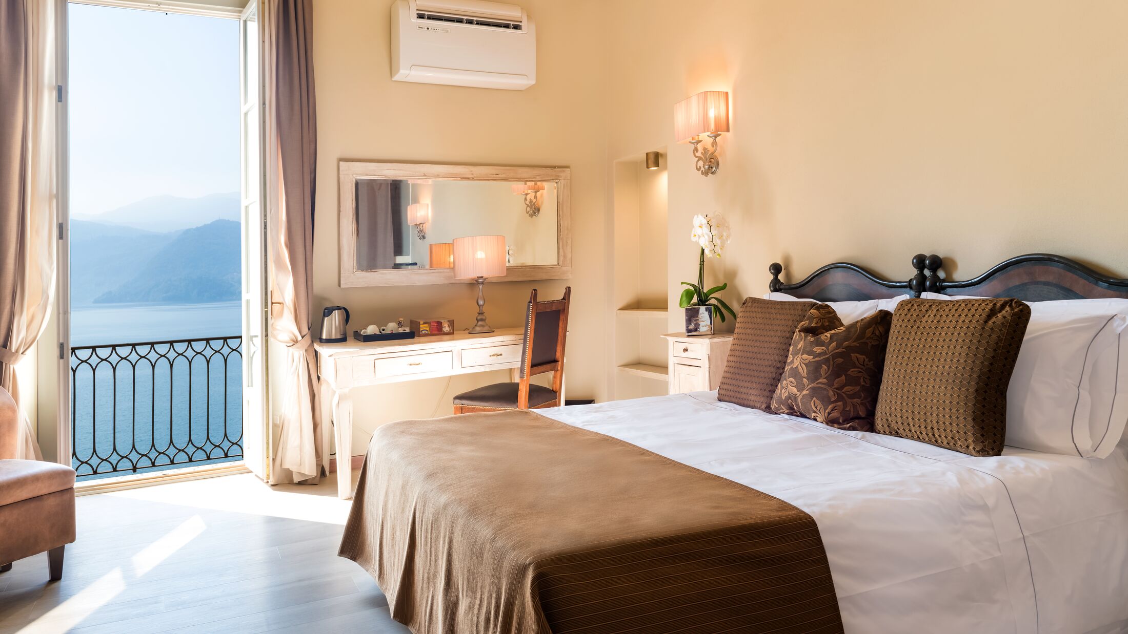 Royal-Victoria-2023-Deluxe-Room-Lake-View-001-114927-Hybris