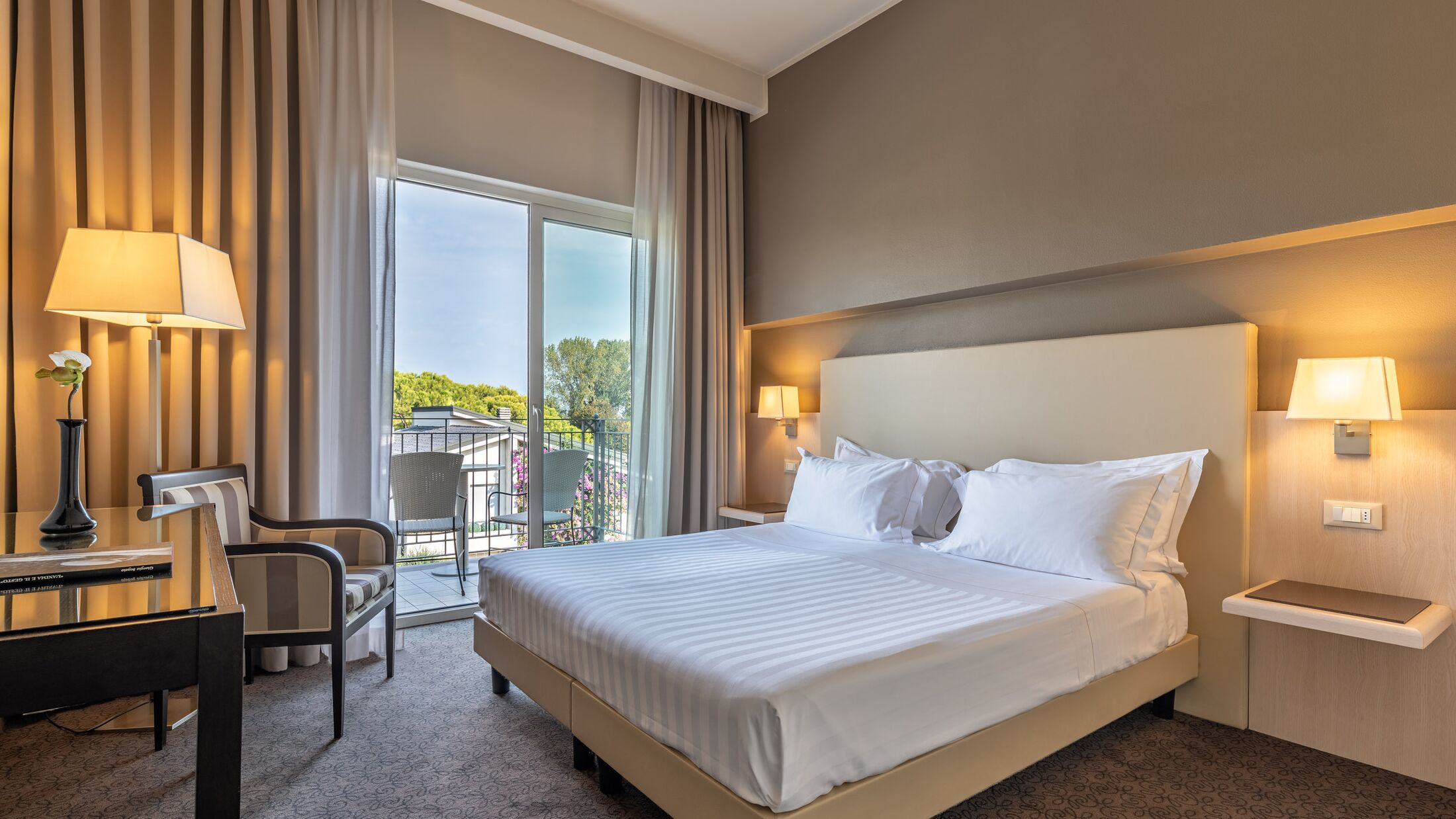 Villa-Rosa-2023-Standard-Room-001-121900-Hybris