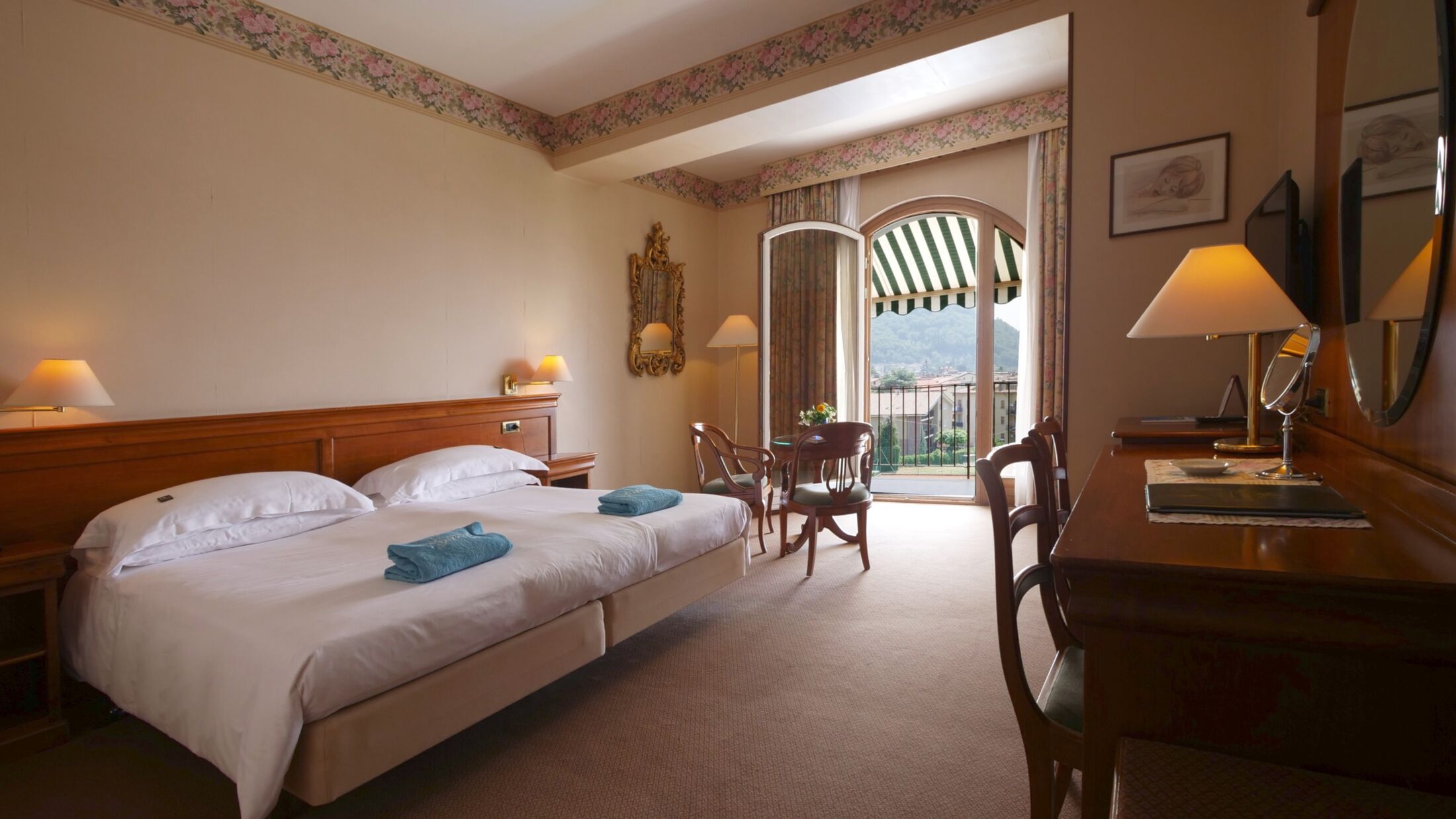 Garden-Garda-2022-Front-Lake-View-Room-001-110633-Hybris