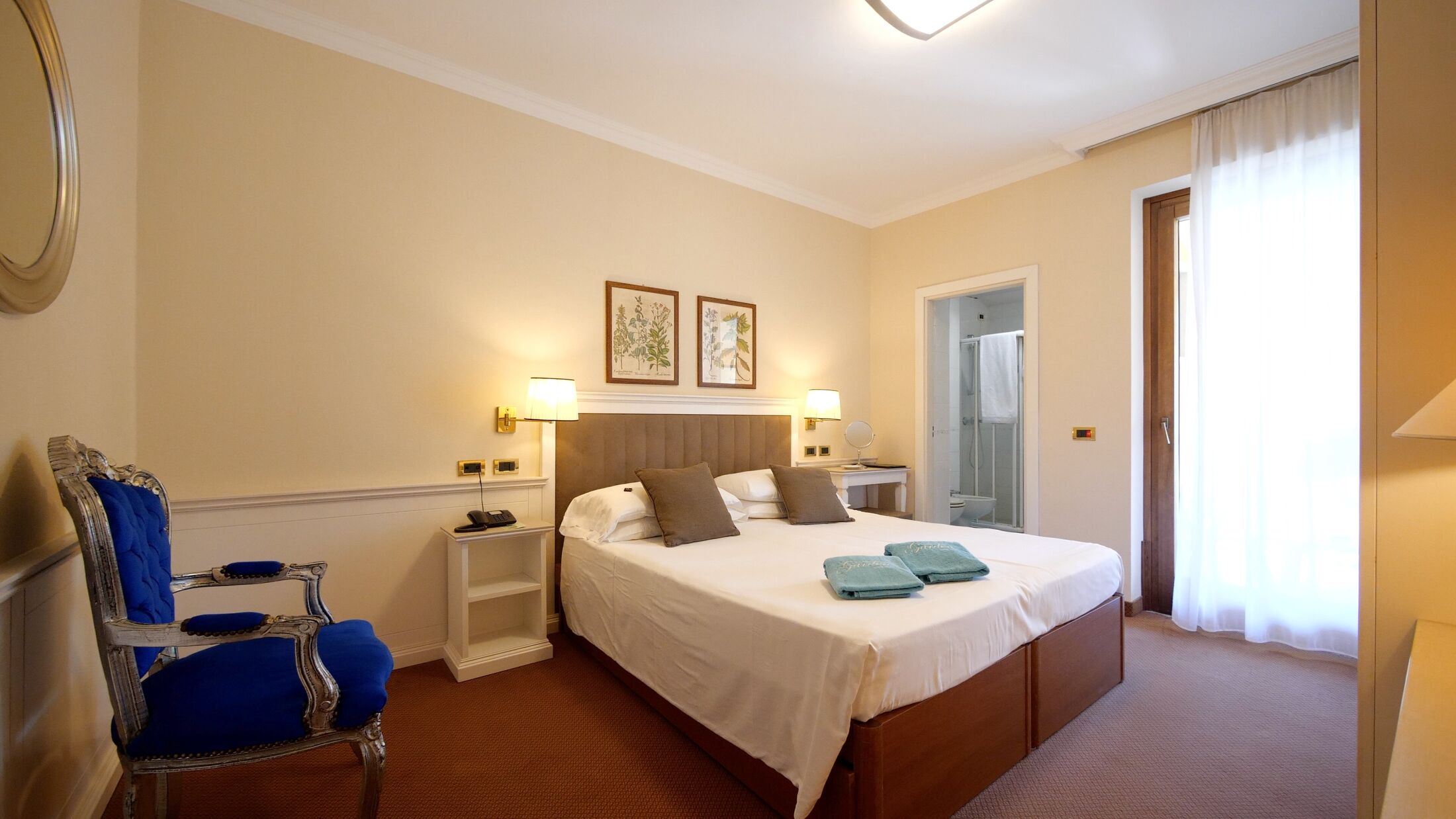 Garden-Garda-2022-Mountain-View-Room-001-110633-Hybris