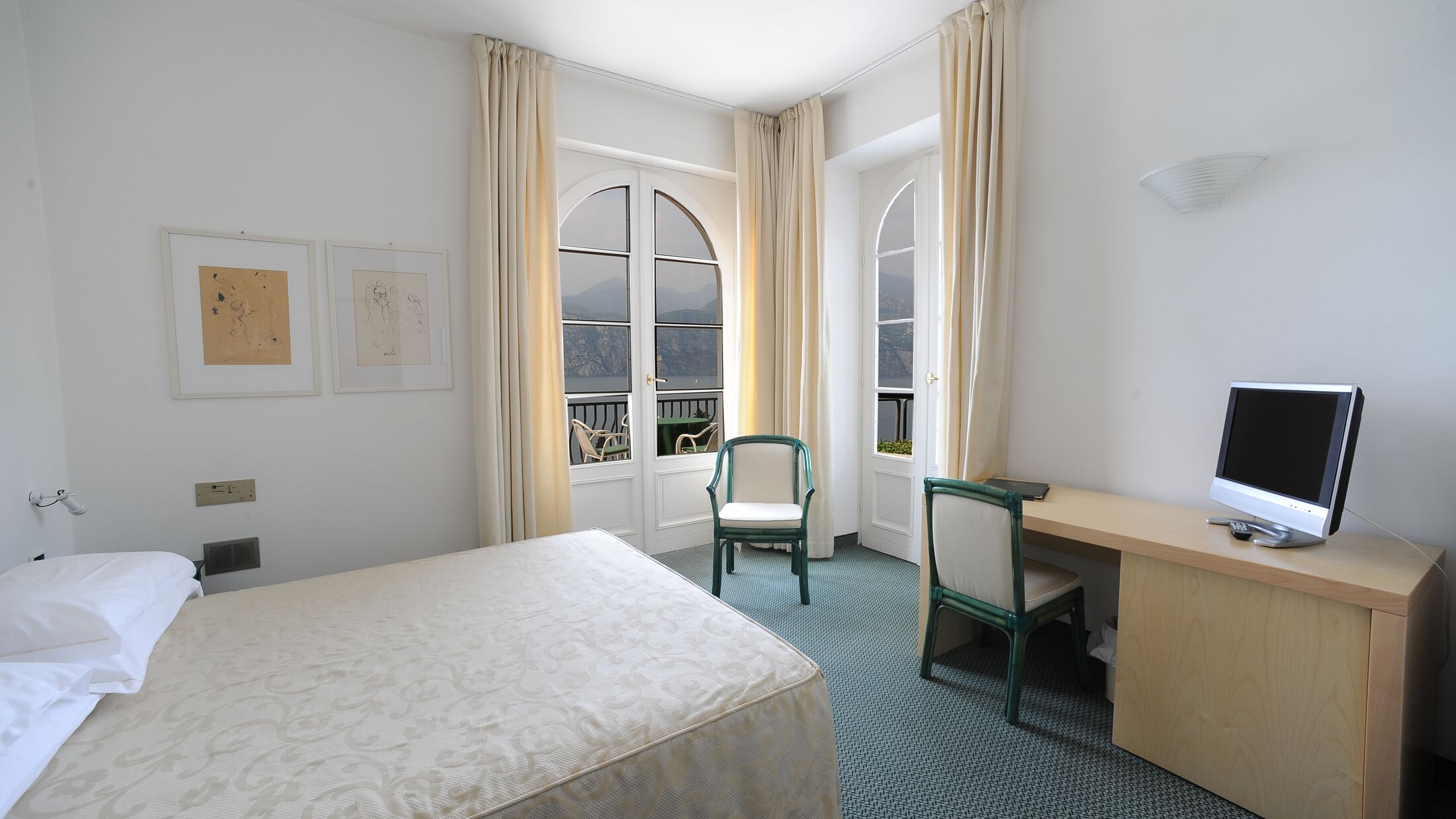 Bellevue-San-Lorenzo-2023-Double-Room-Balcony-Lake-View-002-114933-Hybris